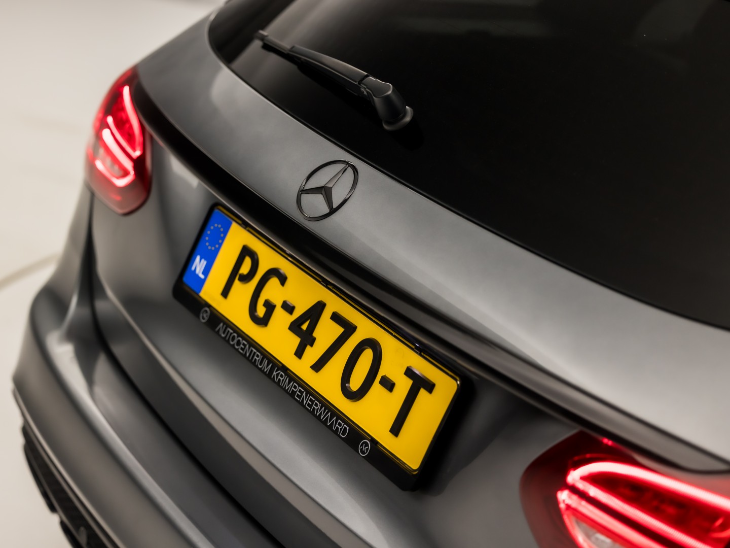 Mercedes-Benz C-Klasse 180 AMG Sport 156Pk Automaat (PANORAMADAK, NAVIGATIE, LEDER, ELEK SPORTSTOELEN, STOELVERWARMING, ELEK ACHTERKLEP, GETINT GLAS, ZWART HEMEL, NIEUWSTAAT)