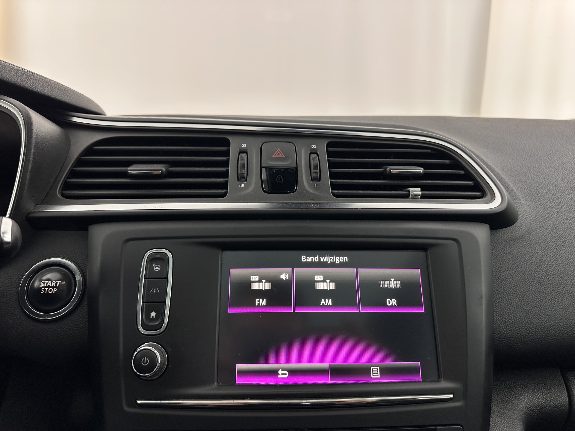 Renault Kadjar 1.5 dCi Bose Aut. *PANO | LEATHER-FABRIC | FULL-LED | BOSE-SOUND | BLINDSPOT | HEATED-COMFORTSEATS | KEYLESS | CAMERA | NAVI-FULLMAP | ECC | PDC | CRUISE | DAB | PRIVACY-GLASS | 19''ALU | TOWBAR*