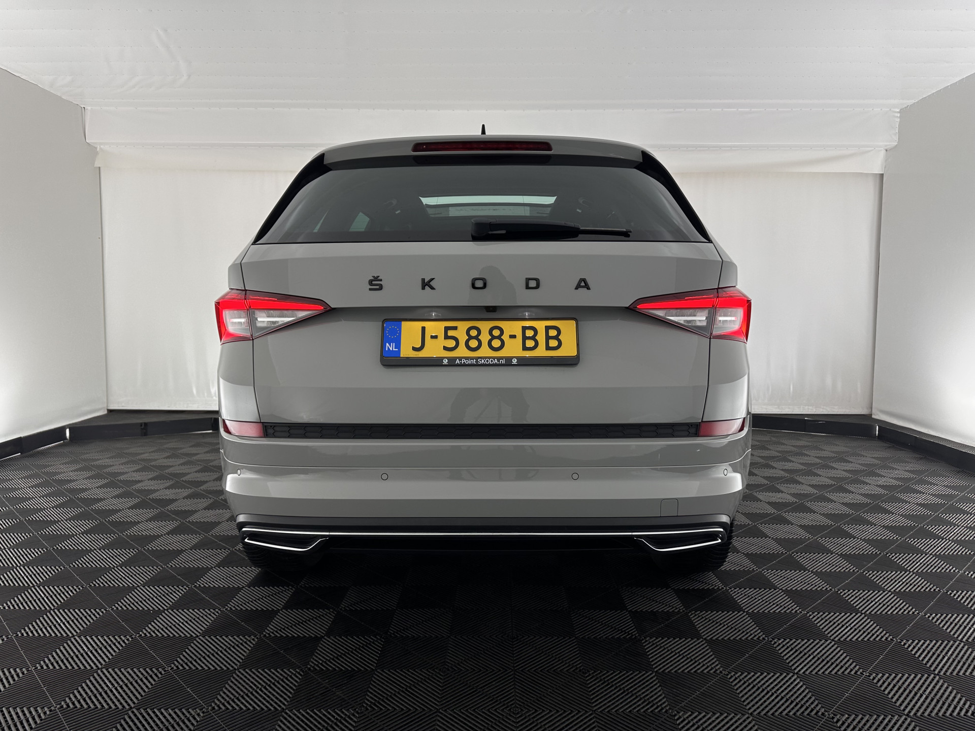 ŠKODA Kodiaq 1.5 TSI Sportline Business (INCL-BTW) Aut. *PANO | LEATHER-MICROFIBRE | FULL-LED | MEMORY-PACK | DIGI-COCKPIT | NAVI-FULLMAP | CAMERA | DAB+ | AMBIENT-LIGHT | KEYLESS | DAB+ | CARPLAY | PRIVACY-GLASS | 20"ALU*