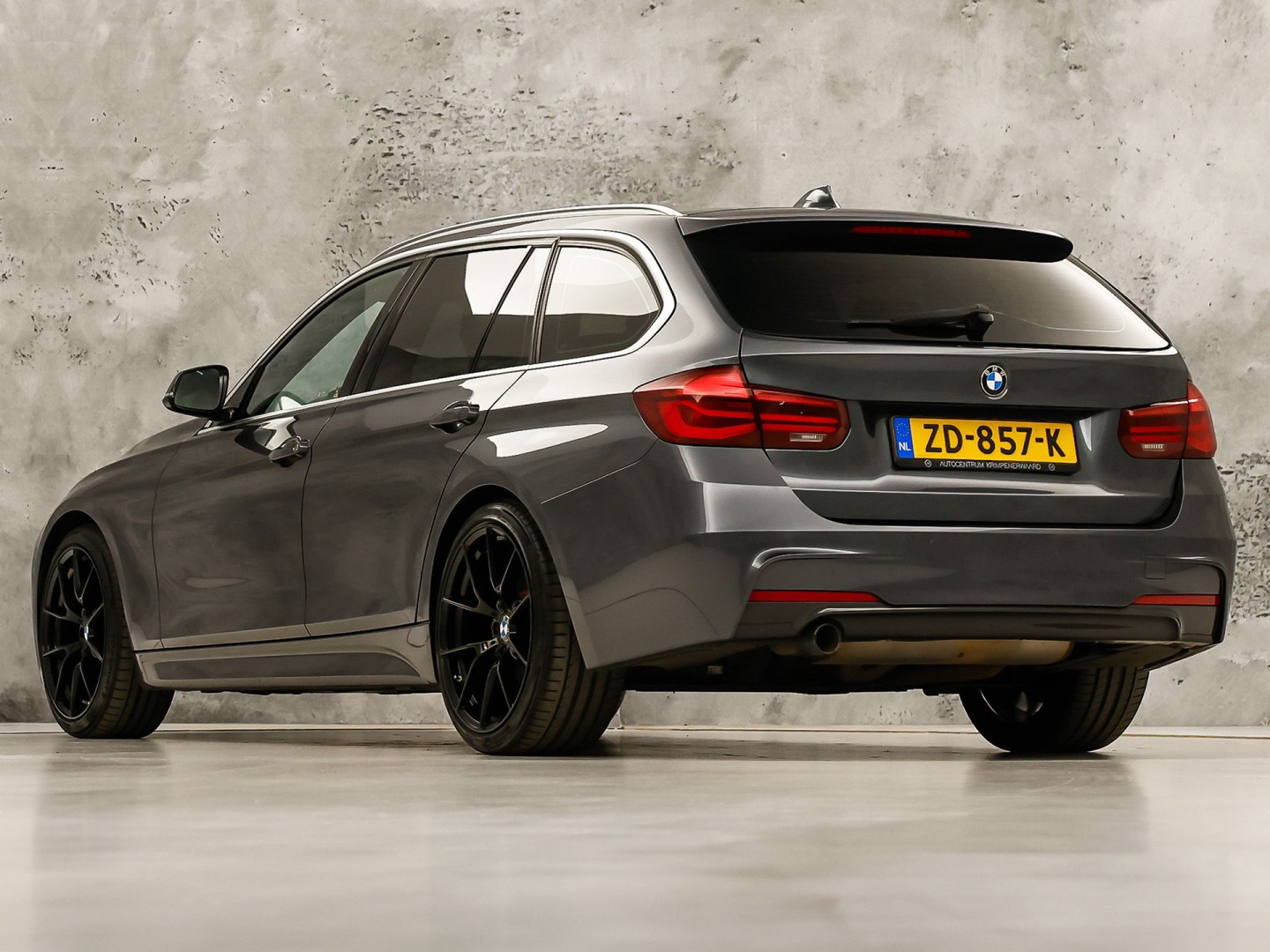 BMW 3 Serie 318i M Sport Automaat (PANORAMADAK, M PAKKET, GROOT NAVI, COGNAC LEDER, STOELVERWARMING, SPORTSTOELEN, VIRTUAL COCKPIT, PARKEERSENSOREN, GETINT GLAS, NIEUWSTAAT)