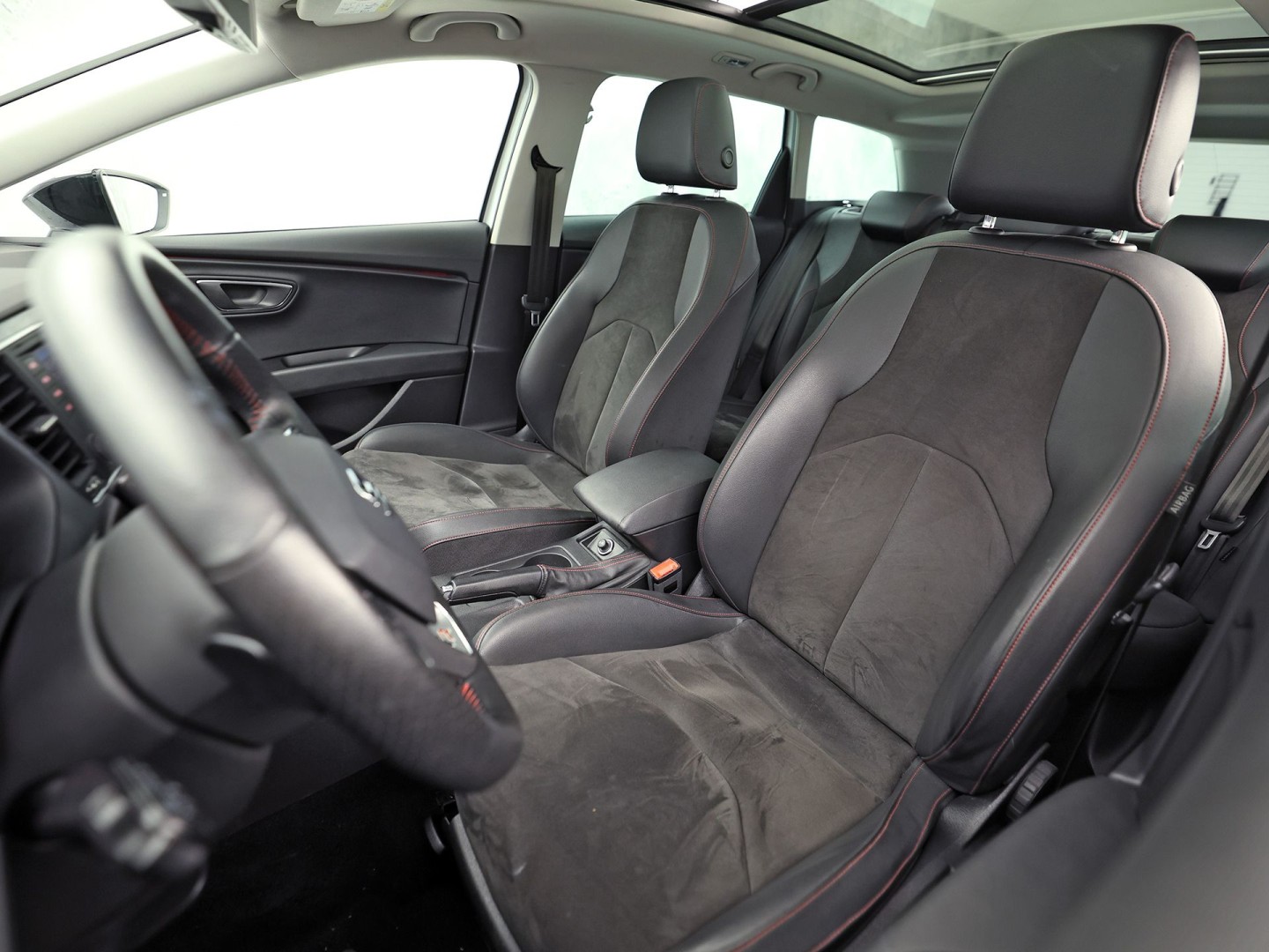 SEAT Leon 1.4 TSI FR Sport 150Pk Automaat (PANORAMADAK, NAVIGATIE, CLIMATE, STOELVERWARMING, SPORTSTOELEN, LED KOPLAMPEN, CRUISE, PARKEERSENSOREN, NIEUWSTAAT)