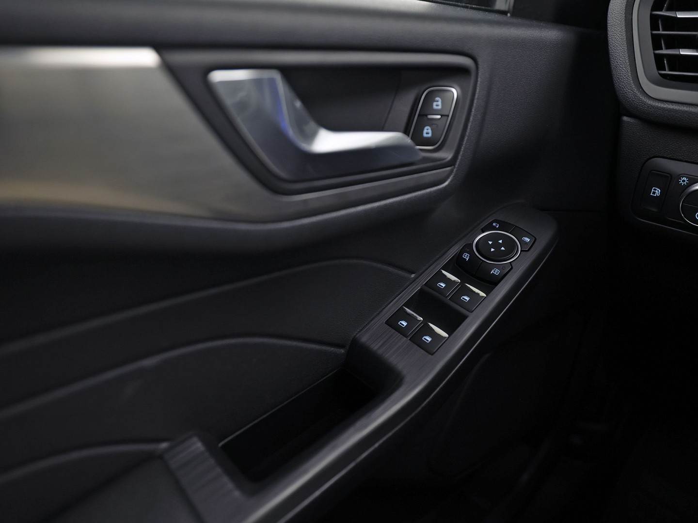 Ford Kuga 2.5 PHEV Titanium Sport 225Pk Automaat (VIRTUAL COCKPIT, SOH 93%, APPLE CARPLAY, GROOT NAVI, CAMERA, SPORTSTOELEN, CRUISE, TREKHAAK, NIEUWSTAAT)