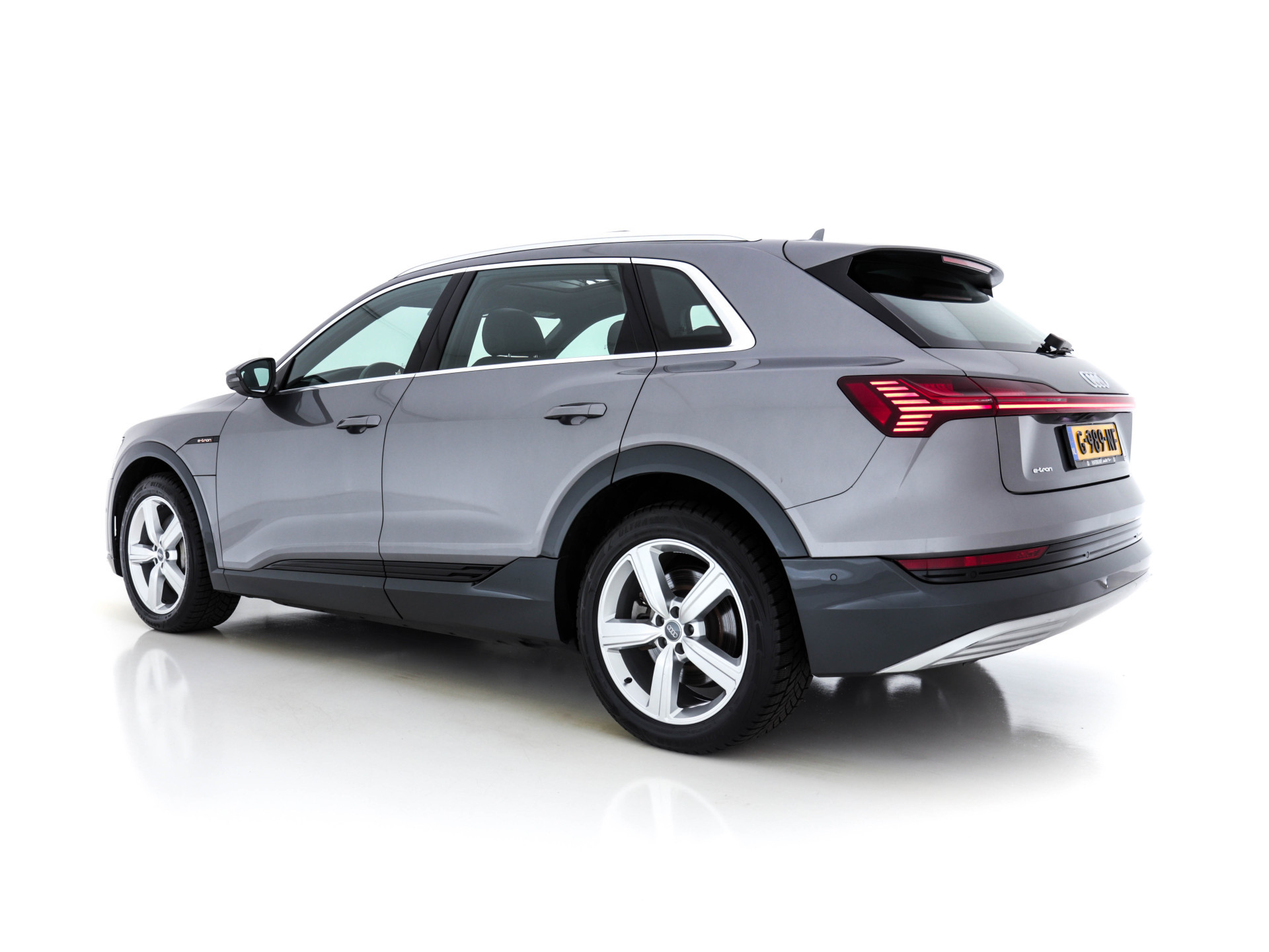 Audi e-tron 55 Quattro S-line 95 kWh [ 3-Fase ] (INCL-BTW) *PANO | FULL-LED | NAVI-FULLMAP | KEYLESS | LEATHER-ALCANTARA | AIR-SUSPENSION | CRUISE | DIGI-COCKPIT | MEMORY-PACK | SHIFT-PADDLES | HEATED-SPORTSEATS | 20"ALU*