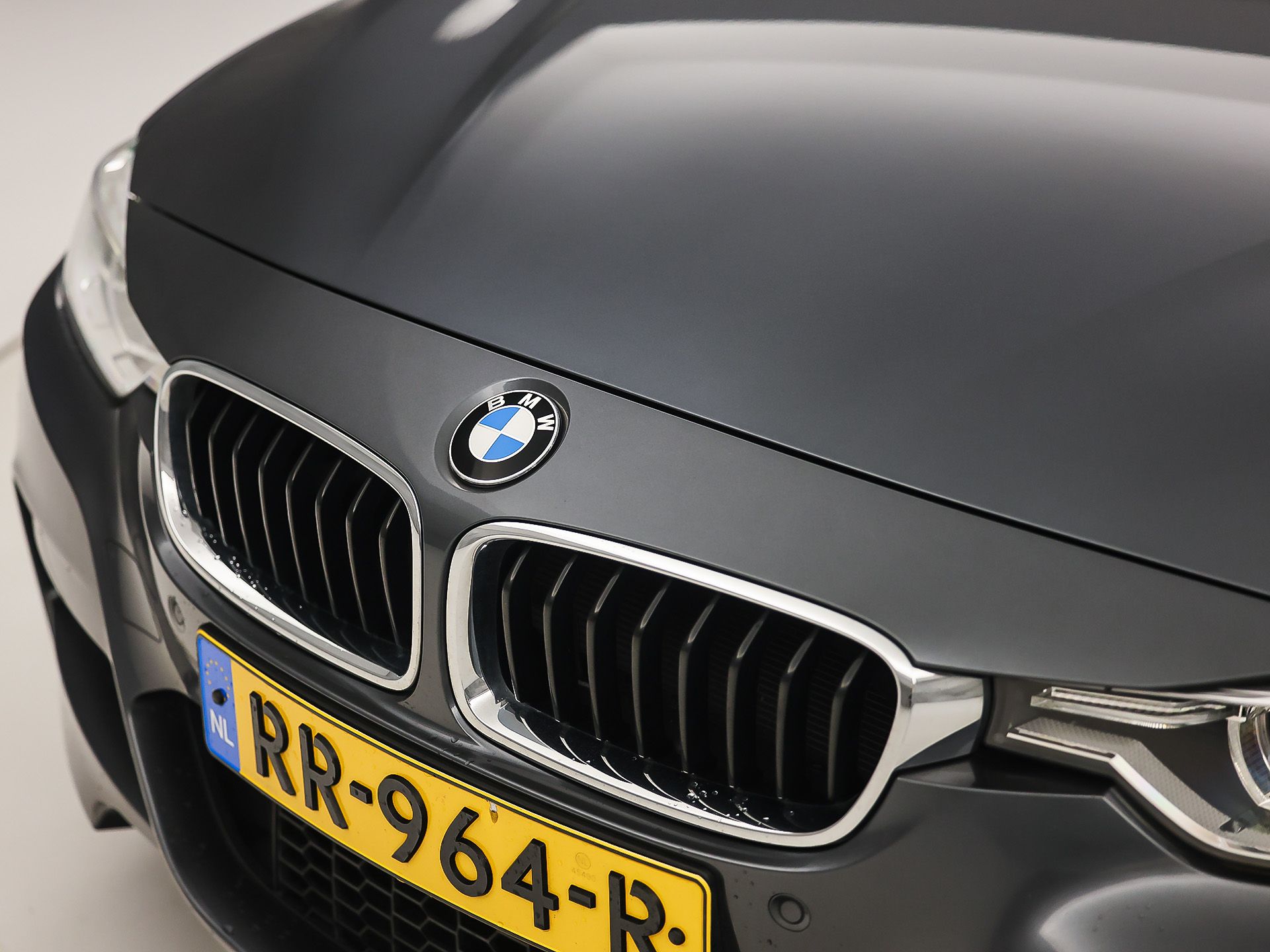 BMW 3 Serie 320i M Sport High Executive 184Pk Automaat (GROOT NAVI, DEALER ONDERHOUDEN, CLIMATE, LEDER, STOELVERWARMING, SPORTSTOELEN, PARKEERSENSOREN, GETINT GLAS, NIEUWSTAAT)