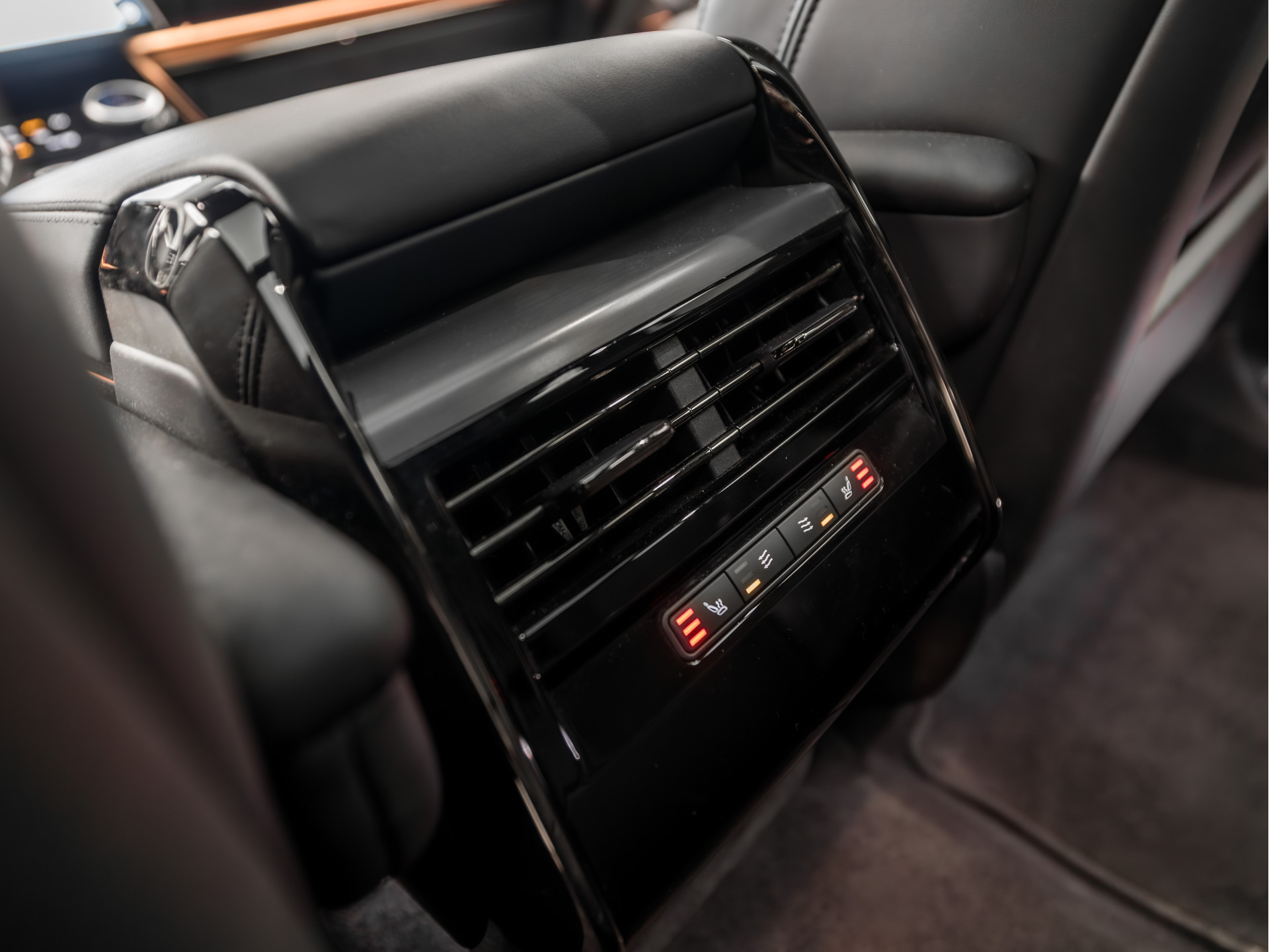 Land Rover Range Rover Sport 3.0 P460e Dynamic PHEV 441Pk Automaat (PANORAMADAK, LUCHTVERING, MERIDIAN AUDIO, STOELVERWARMING EN KOELING, 360 CAMERA, MEMORY SEATS, ADAPTIVE CRUISE, KEYLESS, NIEUWSTAAT)