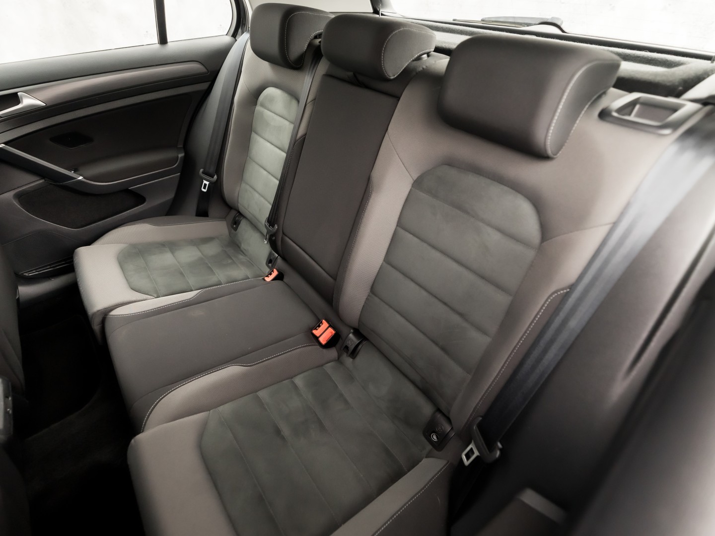 Volkswagen Golf 1.0 TSI Sportline (APPLE CARPLAY, GROOT NAVI, ALCANTARA, DYNAMISCHE KNIPPERLICHTEN, SPORTSTOELEN, STOELVERWARMING, ADAPTIVE CRUISE, PARKEERSENSOREN, NIEUWSTAAT)