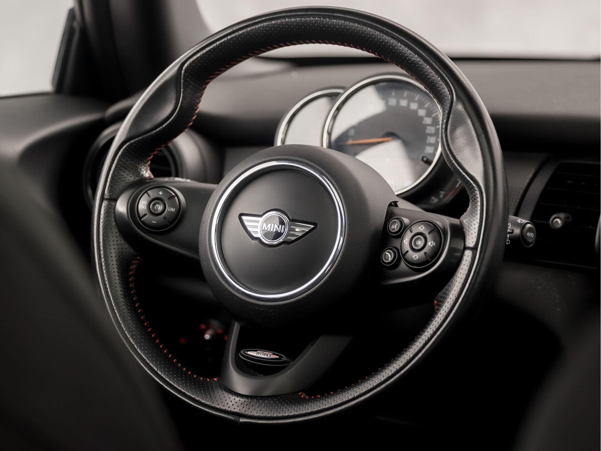 MINI Mini 1.5 Cooper Sport Automaat (PANORAMADAK, JCW PACK, NAVIGATIE, CLIMATE, ZWART HEMEL, SPORTSTOELEN, PARKEERSENSOREN, CRUISE, NIEUWE APK, NIEUWSTAAT)