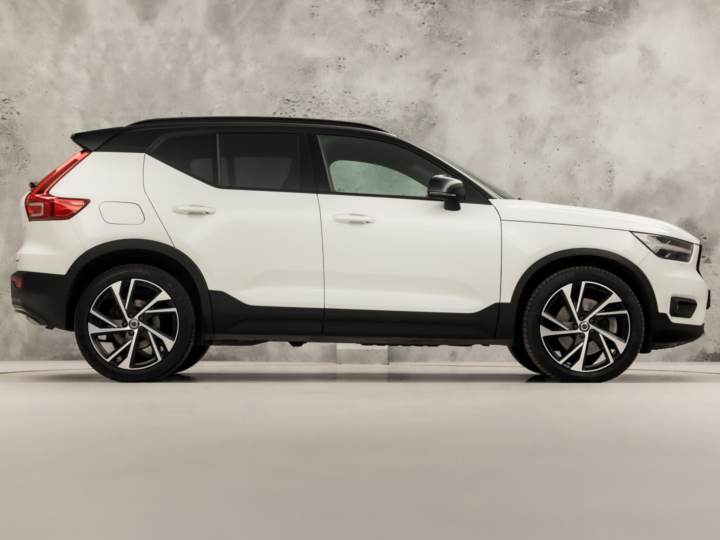Volvo XC40 1.5 T5 Recharge Inscription Sport 252Pk Automaat (PANORAMADAK, APPLE CARPLAY, MEMORY SEAT, LEDER, 360 CAMERA, SPORTSTOELEN, STUUR/STOELVERWARMING, GETINT GLAS, ELEK ACHTERKLEP, NIEUWE APK, NIEUWSTAAT)