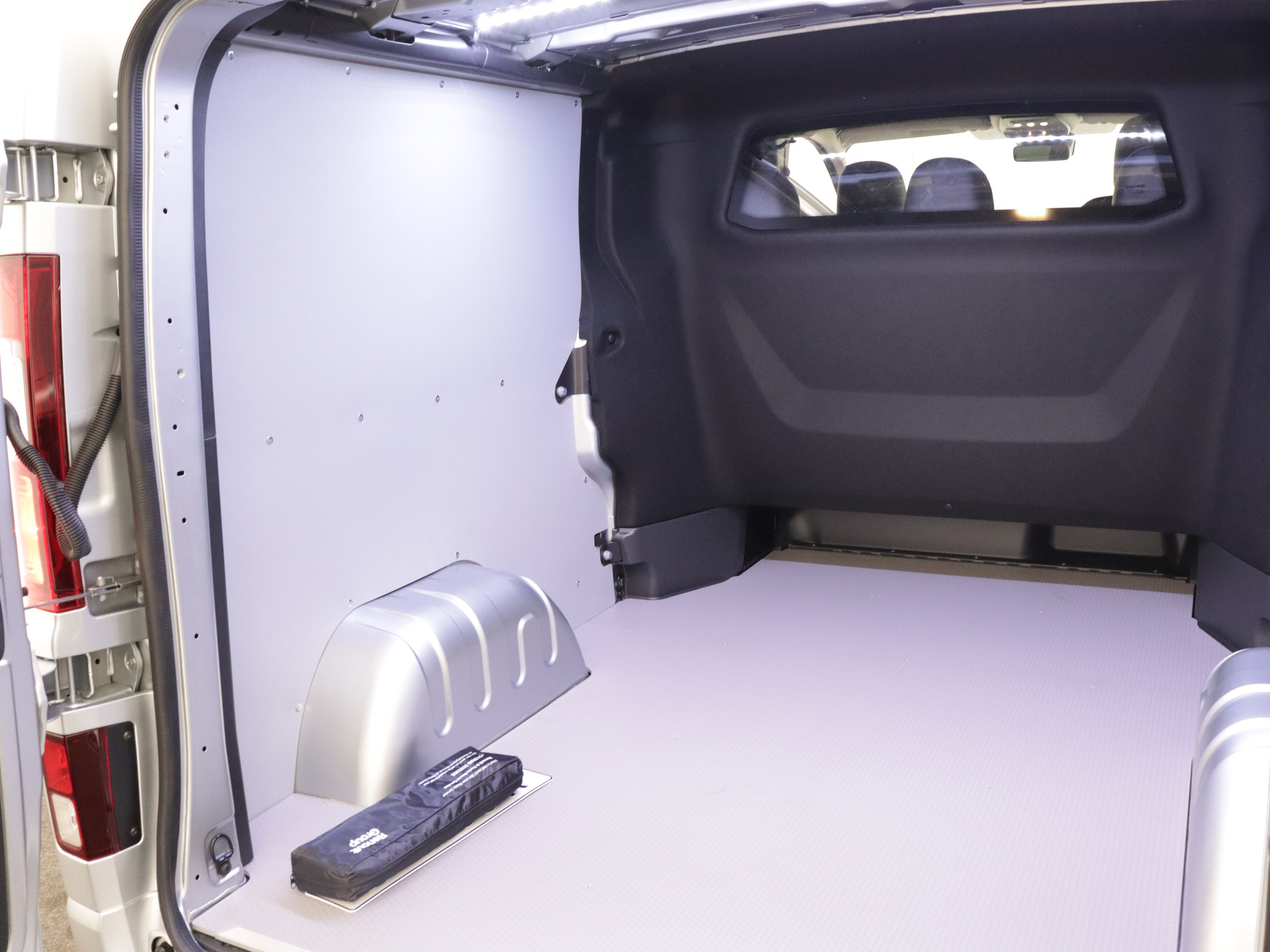 Renault Trafic 170PK L2H1 | 2 SCHUIFDEUREN | Luxe | DC DUBBEL CABINE BLACK EDITION | FULL OPTION | NAVIGATIE | CAMERA | KEYLESS | PARKEERSENSOREN