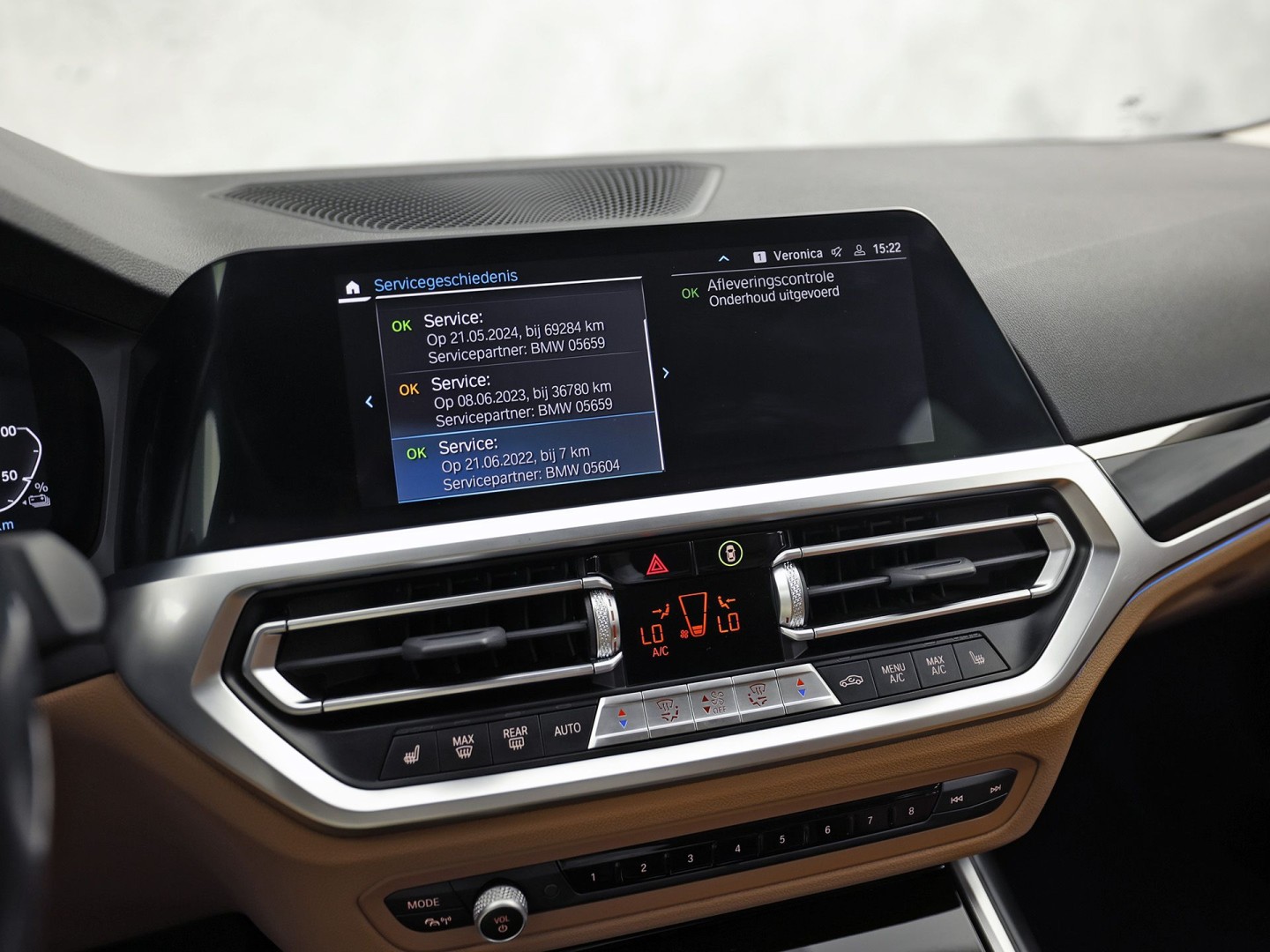 BMW 3-serie Touring 330e Sport 292Pk Automaat (APPLE CARPLAY, SOH 90,2%, GROOT NAVI, COGNAC LEDER, CAMERA, STOELVERWARMING, SFEERVERLICHTING, ELEK ACHTERKLEP, GETINT GLAS, NIEUWSTAAT)
