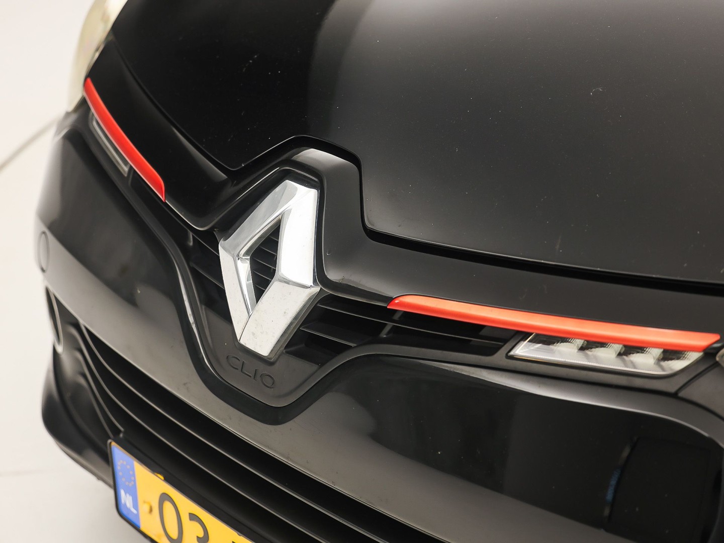 Renault Clio 0.9 TCe Dynamic Sport (NAVIGATIE, CRUISE, LM VELGEN, SPORTSTOELEN, NIEUWE APK, NIEUWSTAAT)