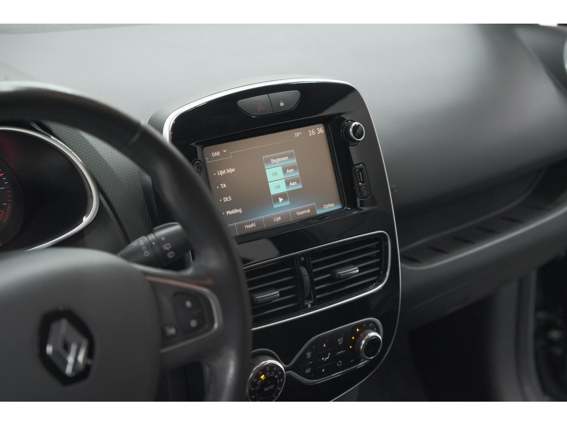 Renault Clio 1.2 Limited | Trekhaak | Navigatie | Parkeersensoren | Climate Control