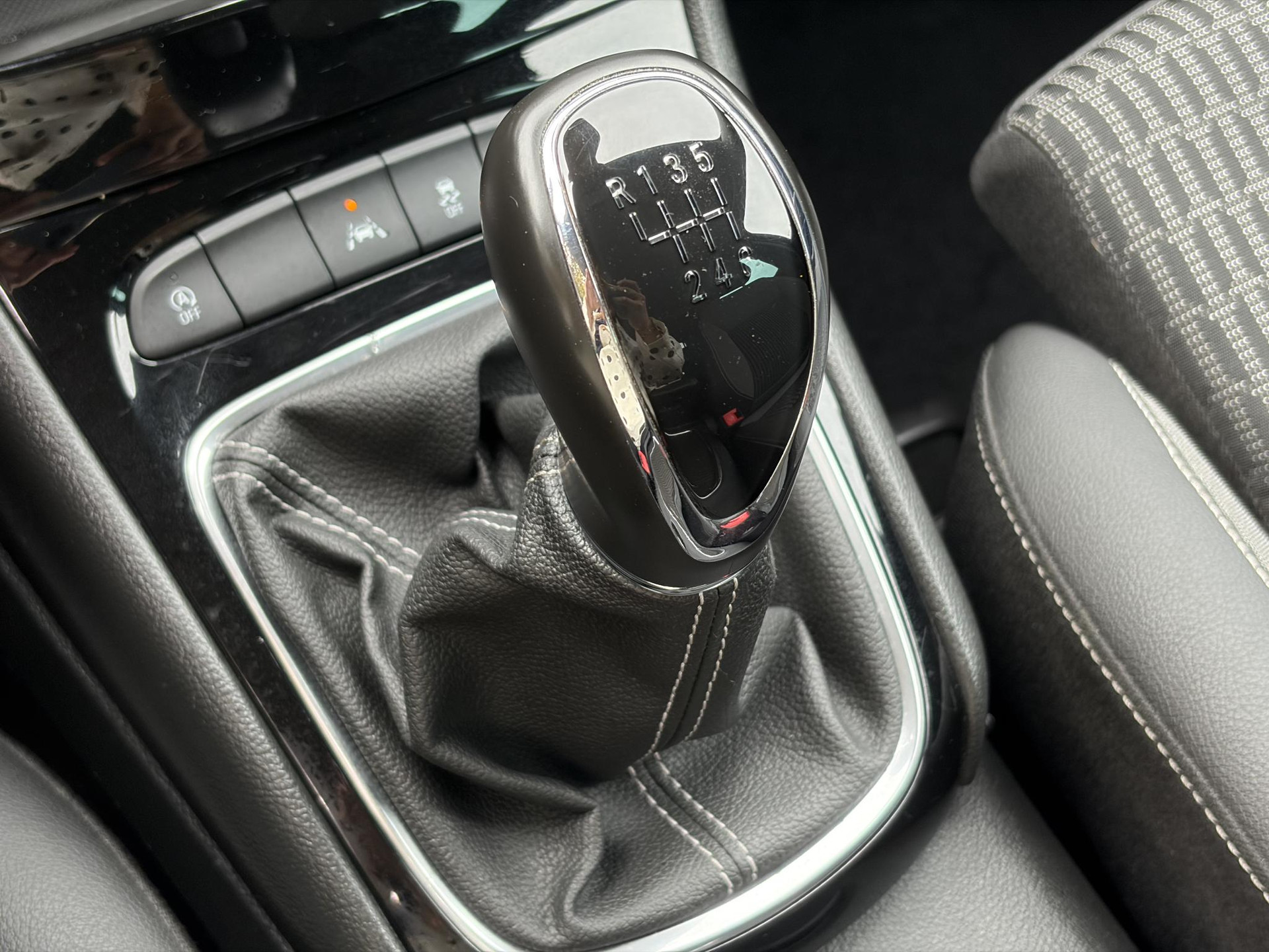Opel Astra Sports Tourer 1.2 Elegance ✓131pk✓2e Eigenaar✓Camera✓Carplay✓6 Bak✓Stoelverw✓Stuurverw✓Pdc V+A✓Recent beurt gehad✓Clima✓Cruise✓Halfleder✓Keyless✓N.A.P✓Lm velgen✓Rijstrooksensor✓Apk tot 09-2028