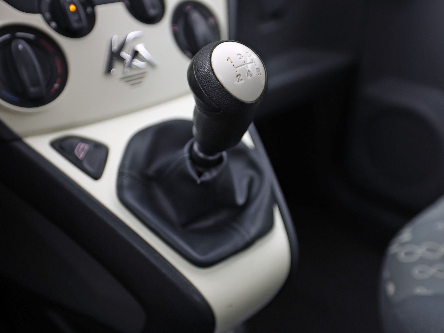 Ford Ka 1.2 Cool & Sound (AIRCO, ELEK RAMEN, SPORTSTOELEN, NIEUWE APK, NIEUWSTAAT)