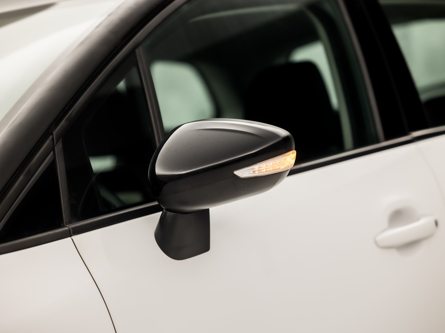 Citroën C3 Aircross 1.2 PureTech S&S Sport (APPLE CARPLAY, GROOT NAVI, LM VELGEN, TREKHAAK, GETINT GLAS, SPORTSTOELEN, CRUISE, NIEUWE APK, NIEUWSTAAT)