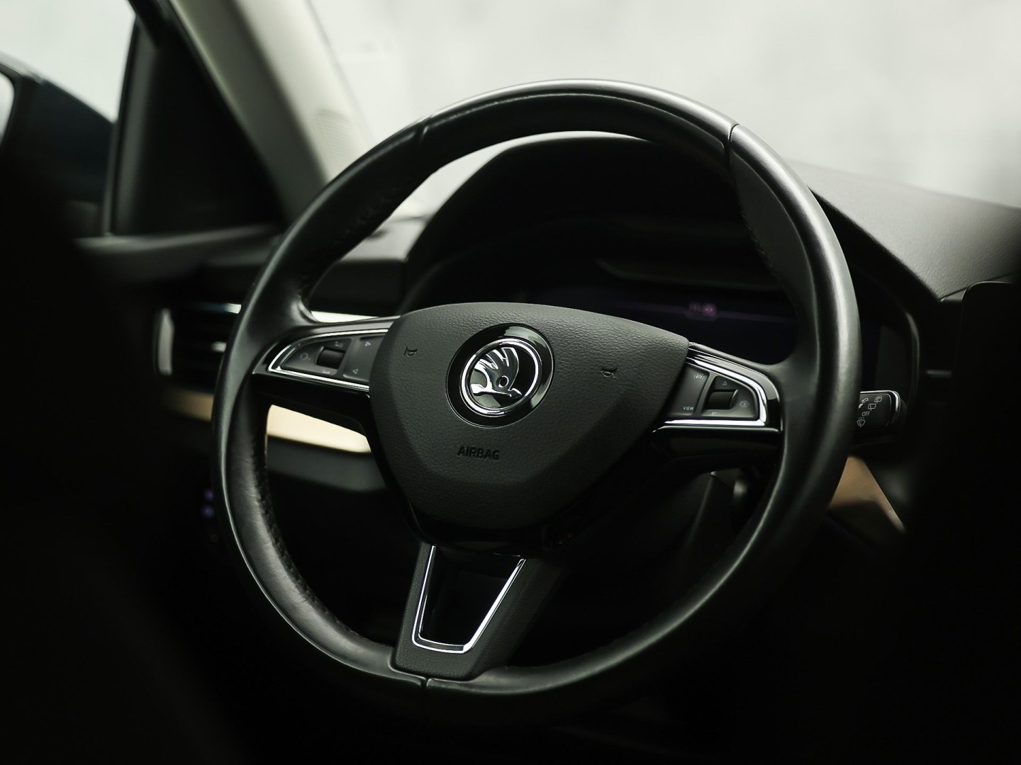 Škoda Scala 1.0 TSI Sport Automaat (VIRTUAL COCKPIT, APPLE CARPLAY, GROOT NAVI, CLIMATE, STOELVERWARMING, SPORTSTOELEN, PARKEERSENSOREN, LED KOPLAMPEN, NIEUWSTAAT)