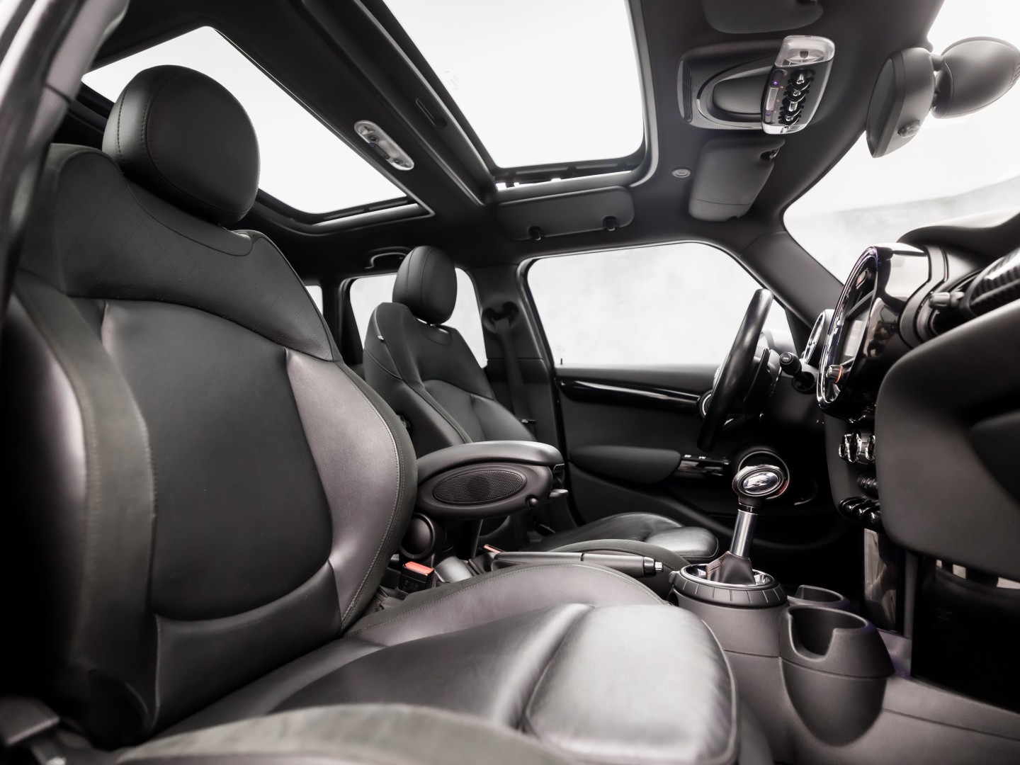 MINI 5-deurs 2.0 Cooper S Chili Edition 192Pk Automaat (PANORAMADAK, GROOT NAVI, HEAD-UP DISPLAY, LEDER, STOELVERWARMING, SPORTSTOELEN, GETINT GLAS, PARKEERSENSOREN, NIEUWSTAAT)