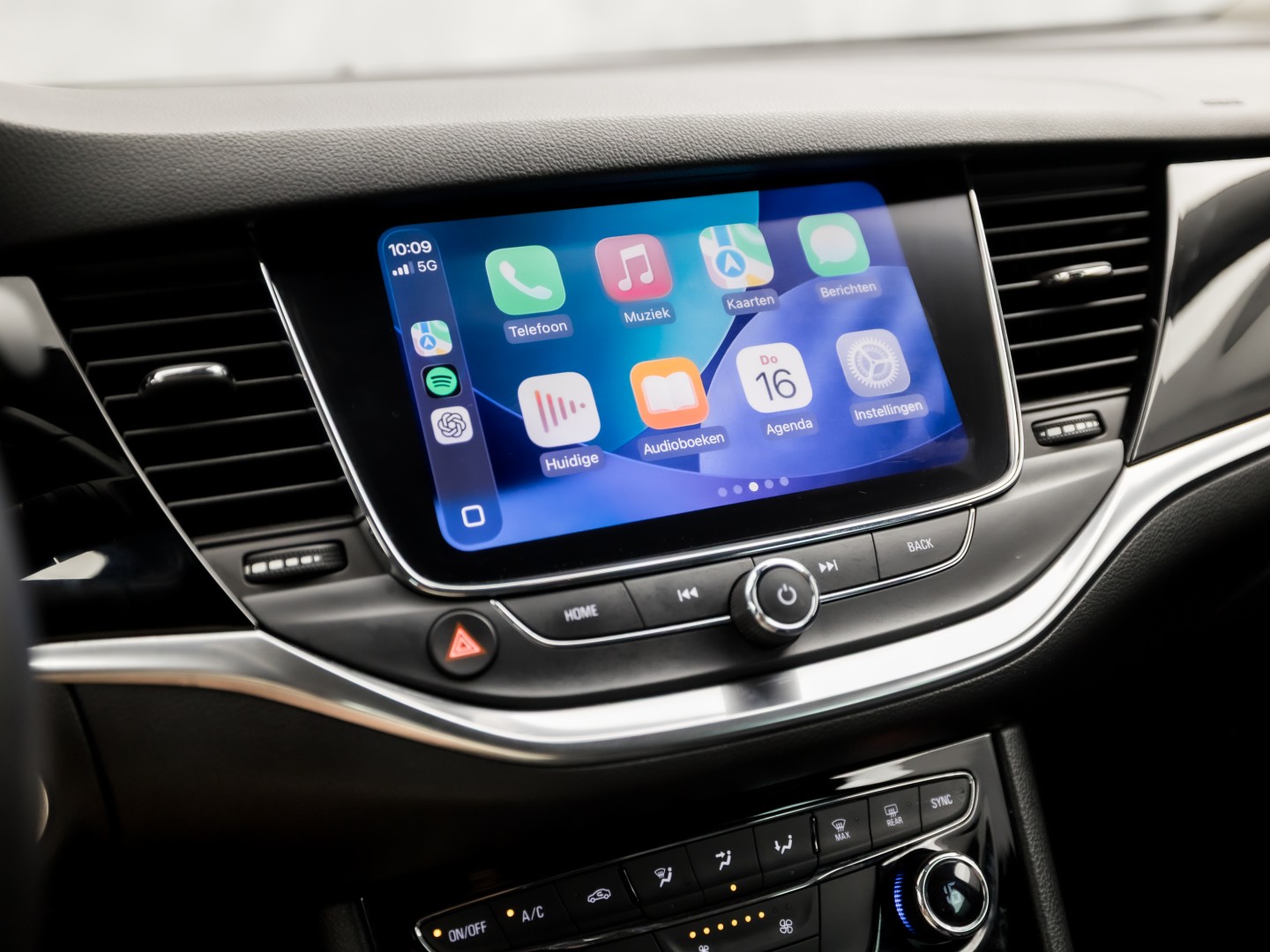 Opel Astra Sports Tourer 1.2 Innovation Sport (APPLE CARPLAY, DIGITALE COCKPIT, GROOT NAVI, CLIMATE, CAMERA, TREKHAAK, SPORTSTOELEN, GETINT GLAS, KEYLESS, ADAPTIVE CRUISE, NIEUWSTAAT)
