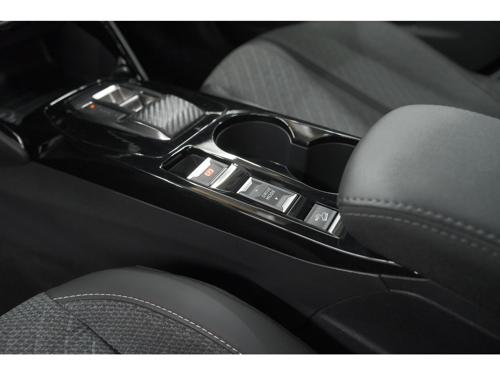 Peugeot 2008 PureTech 130 EAT8 Allure | 360 Camera | Dodehoekdetectie | Apple Carplay | Navigatie