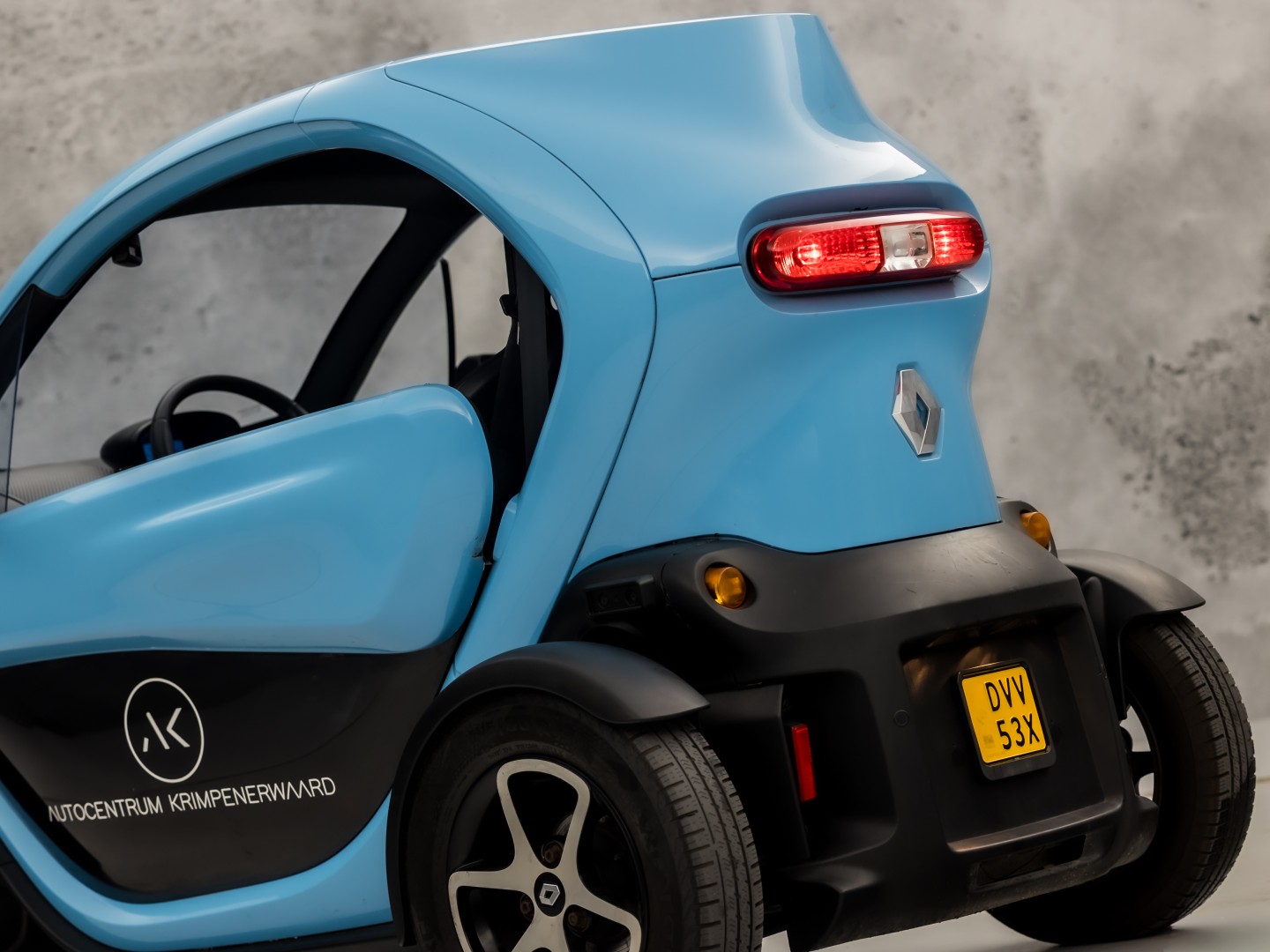 Renault Twizy Life (45 KMH, BROMMER KENTEKEN, ZWART LEDER, PARKEERSENSOREN, SPORTSTOEL, NIEUWSTAAT)