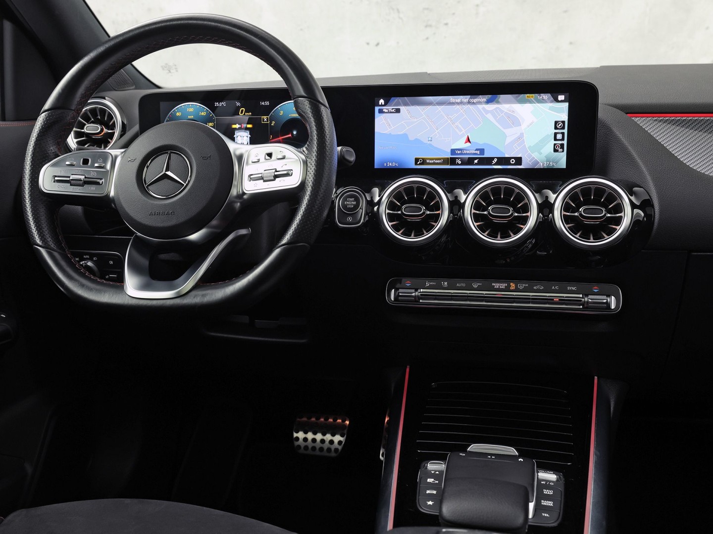 Mercedes-Benz GLA 200 AMG Sport 163Pk Automaat (PANORAMADAK, GROOT NAVI, SFEERVERLICHTING, CAMERA, SPORTSTOELEN, STOELVERWARMING, GETINT GLAS, NIEUWSTAAT)