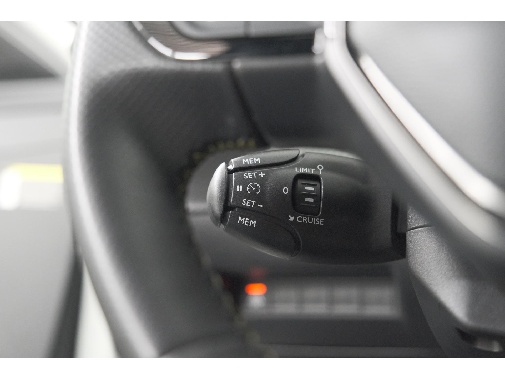Peugeot e-208 EV GT 50 kWh | 93,7% SOH | Black Pack | Dodehoekdetectie | Camera | Apple Carplay