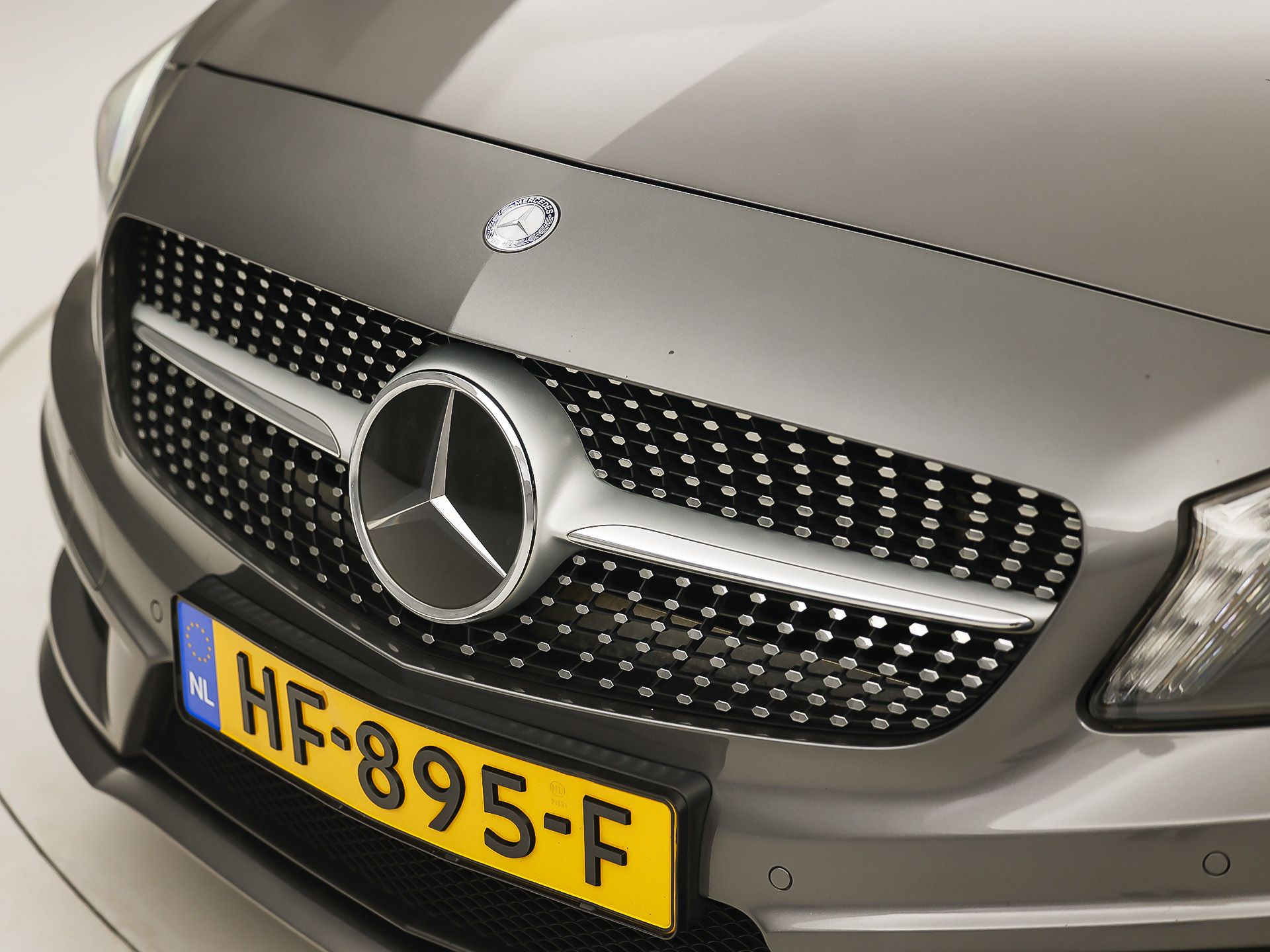 Mercedes-Benz A-Klasse 180 AMG Sport (NAVIGATIE, LEDER/ALCANTARA, DIAMOND GRILL, SPORTSTOELEN, XENON, CRUISE, NIEUWE APK, NIEUWSSTAAT)