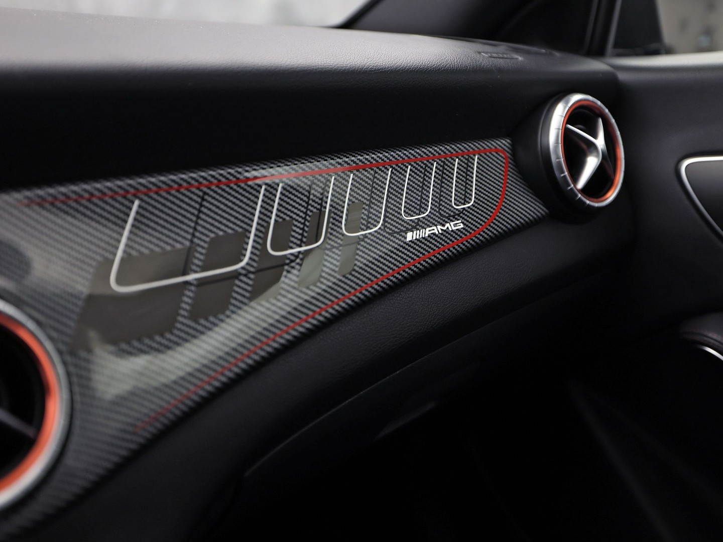Mercedes-Benz CLA-Klasse 250 AMG Sport 211Pk Automaat (PANORAMADAK, STERRENHEMEL, NAVIGATIE, RODE GORDELS, LEDER/ALCANTARA, STOELVERWARMING, SPORTSTOELEN, GETINT GLAS, CRUISE, NIEUWSTAAT)