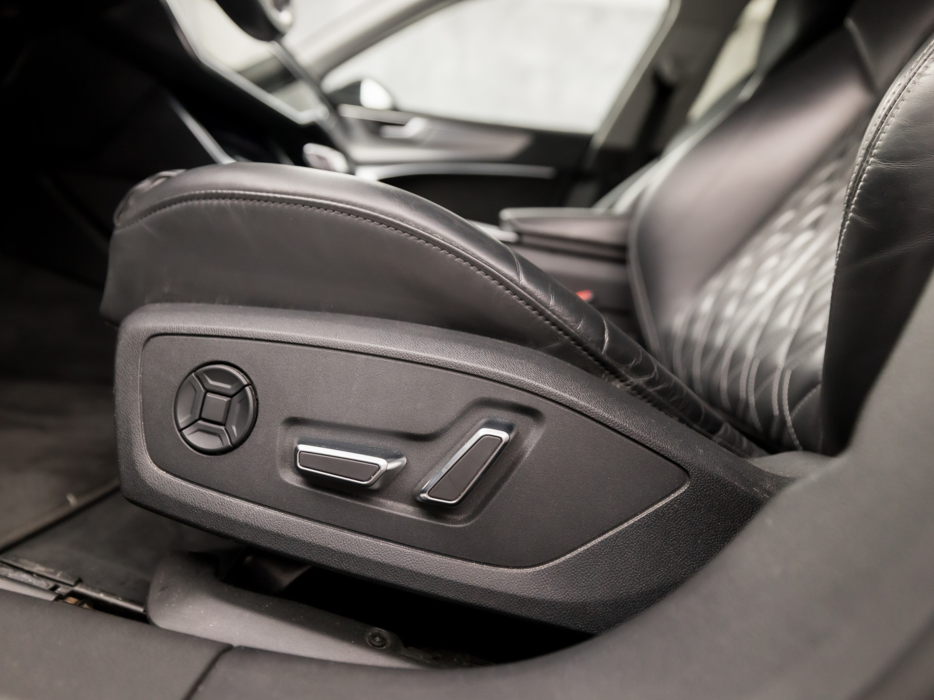 Audi A6 Avant 55 TFSI e quattro S-Line Competition 368Pk Automaat (2X S-LINE, APPLE CARPLAY, SPORTZETELS, NAPPA LEDER, MEMORY SEATS, CAMERA, ADAPTIVE CRUISE, ELEK ACHTERKLEP, STOELVERWARMING ACHTER, NIEUWSTAAT)