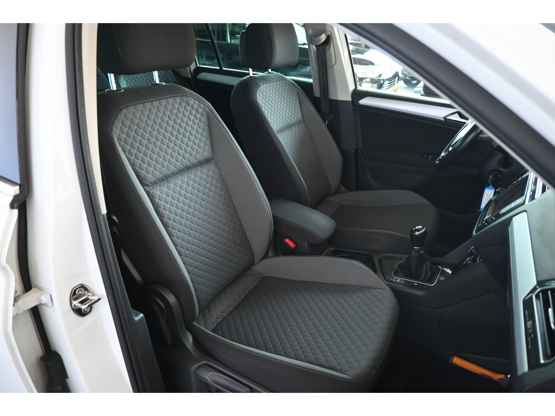 Volkswagen Tiguan 1.4 TSI Highline R-Line Clima Navigatie Carplay 1e Eigenaar Trekhaak Rijklaarprijs! Inruil Mogelijk!
