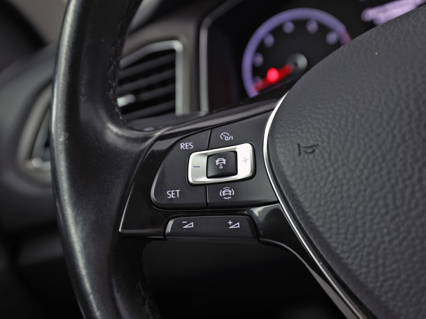 Volkswagen T-Roc 1.5 TSI Sport 150Pk (APPLE CARPLAY, GROOT NAVI, STUUR/STOELVERWARMING, CAMERA, SPORTSTOELEN, ADAPTIVE CRUISE, CLIMATE, NIEUWE APK, NIEUWSTAAT)