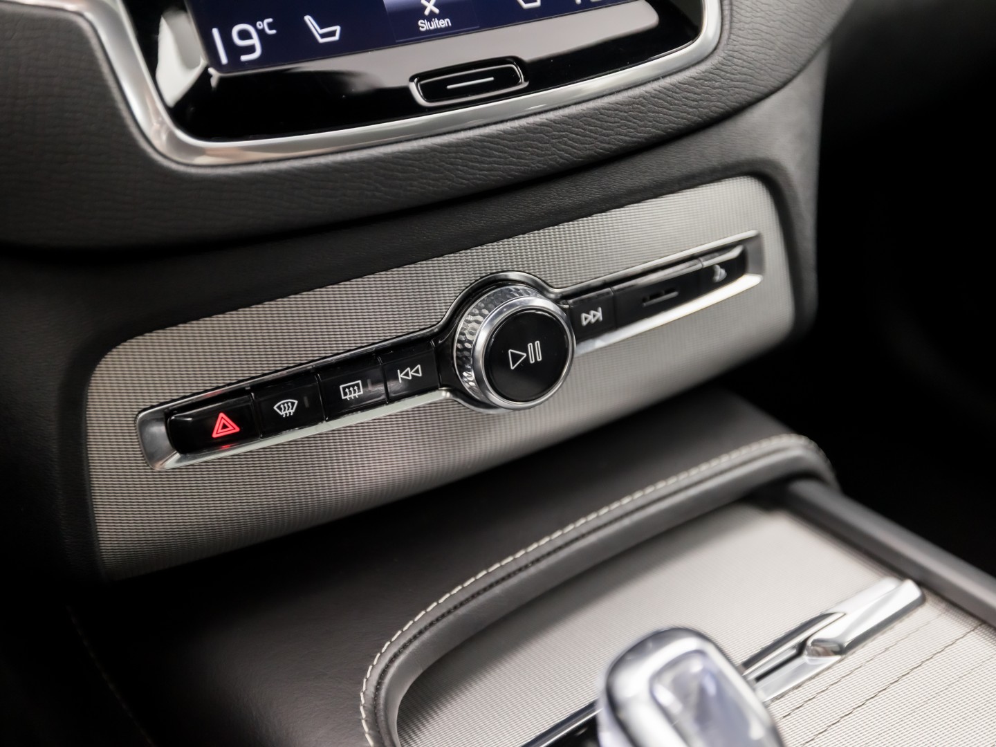Volvo XC90 2.0 T8 Twin Engine AWD R-Design 7 Persoons 408Pk Automaat (PANORAMADAK, 1e EIGENAAR, LUCHTVERING, APPLE CARPLAY, BOWERS&WILKINS, HEAD-UP DISPLAY, STUUR/STOELVERWARMING, CAMERA, ELEK ACHTERKLEP, NIEUWSTAAT)