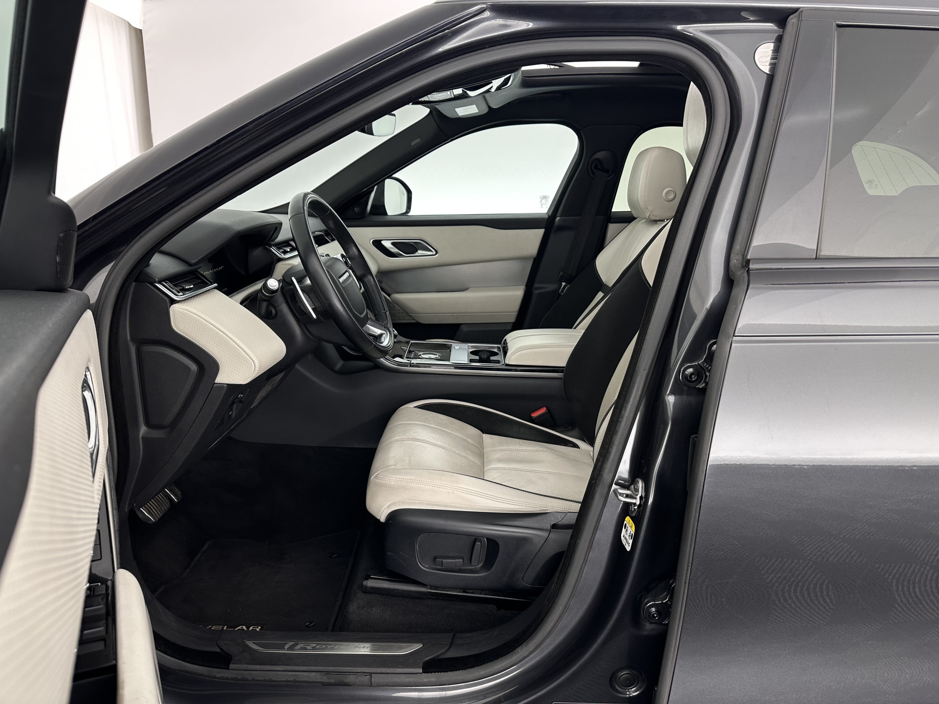 Land Rover Range Rover Velar 2.0 I4 AWD R-Dynamic HSE Aut. *PANO | LEATHER | FULL-LED | MEMORY-PACK | BLINDSPOT | MERIDIAN-SURROUND | DIGI-COCKPIT | CAMERA | KEYLESS | HEATED-COMFORTSEATS | PRIVACYGLASS | SHIFTPADDLES | HEAD-UP | 21"ALU*