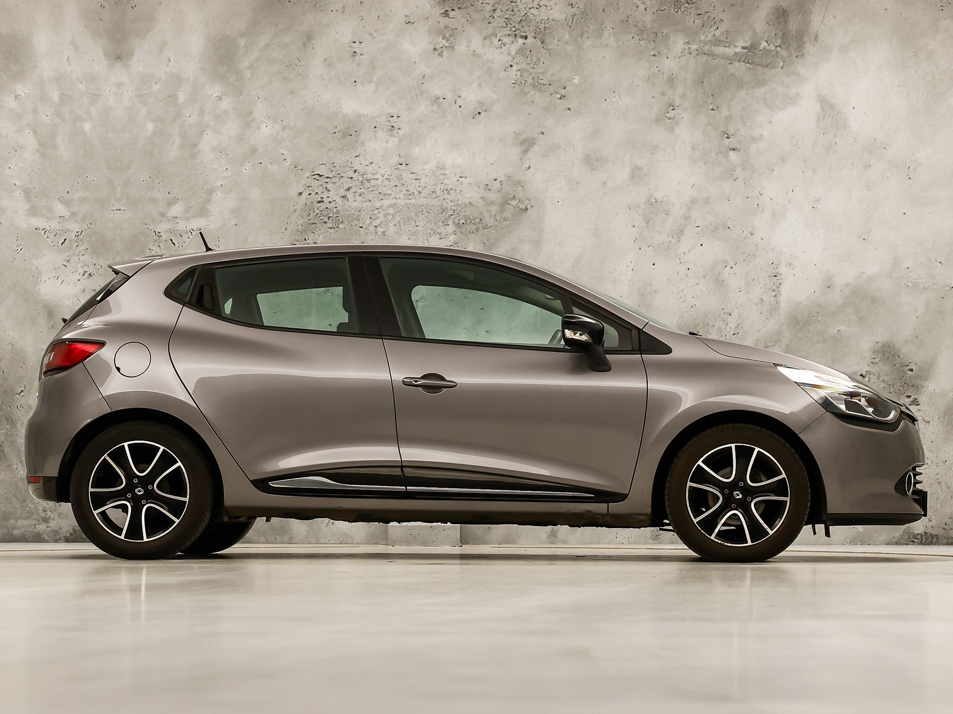 Renault Clio 0.9 TCe Dynamic Sport (NAVIGATIE, CRUISE, LM VELGEN, SPORTSTOELEN, PARKEERSENSOREN, BLUETOOTH, NIEUWE APK, NIEUWSTAAT)