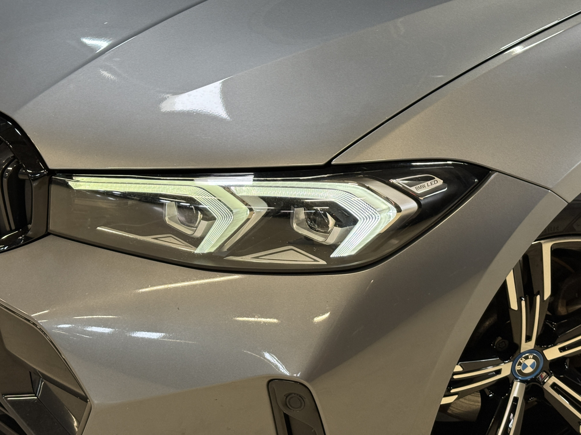 BMW 3-serie Touring 330e | M-Sport | Facelift | Lederen sportstoelen | Harman/Kardon | Sfeerverlichting | Full LED