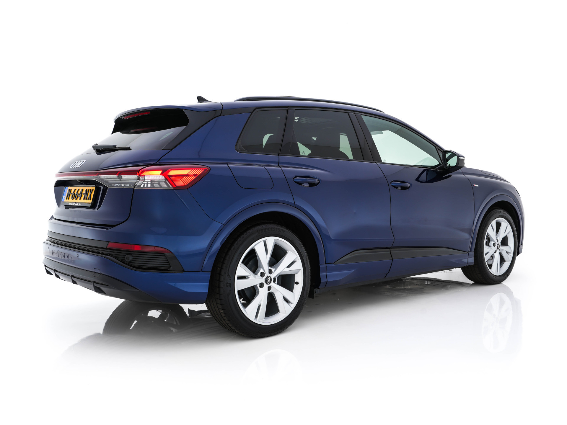 Audi Q4 e-tron 40 S-Line Competition Launch edition 77 kWh [ 3-Fase ] {SOH-87%} (INCL-BTW) *HEAT-PUMP | PANO | LEATHER-FABRIC | MATRIX-LED | ADAPTIVE-CRUISE | HEATED-SPORTSEATS | AMBIENT-LIGHT | DIGI-COCKPIT | CAMERA | KEYLESS | NAVI-FULLMAP | ...