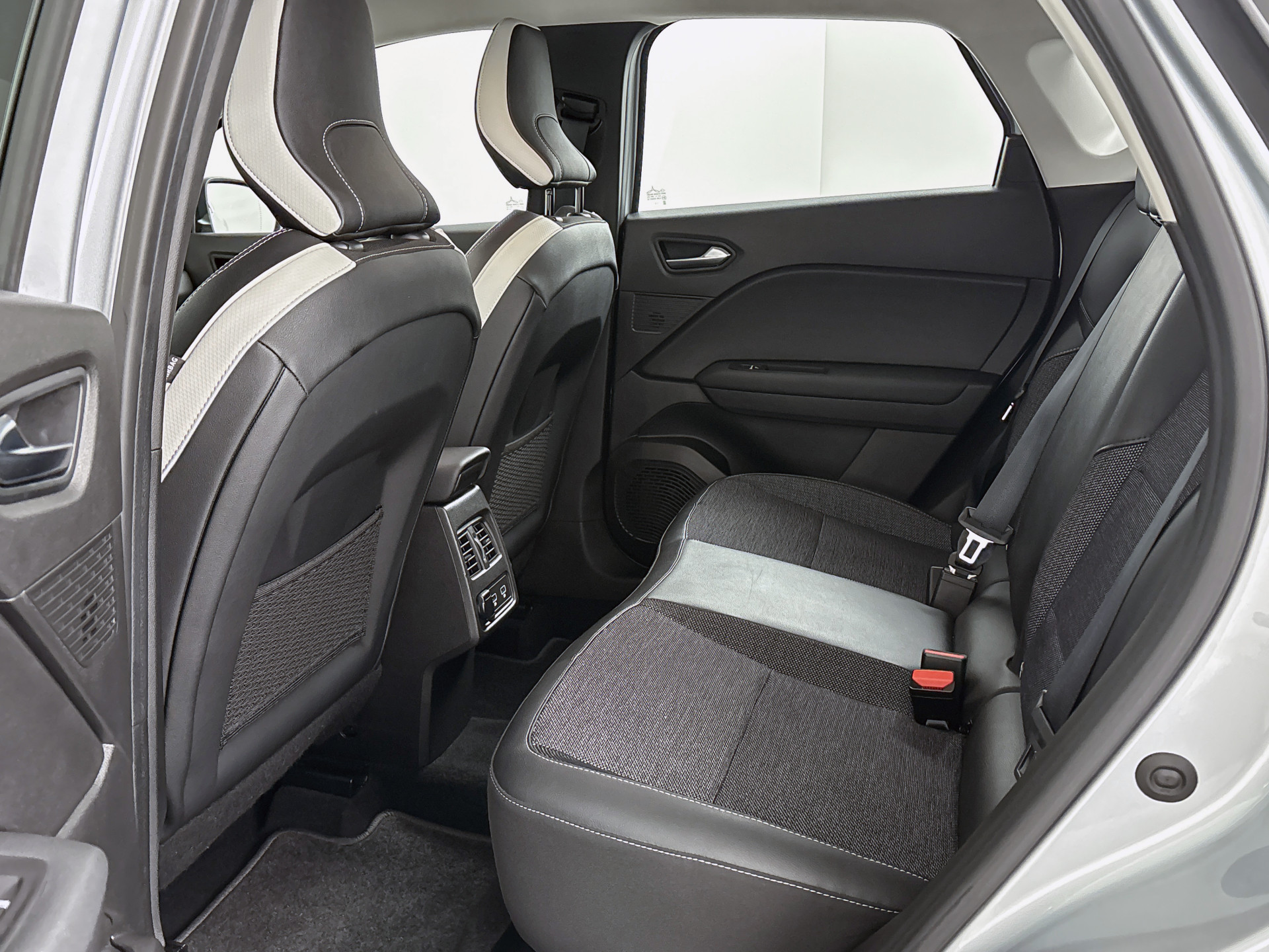 Renault Captur 1.3 TCe 140PK Zen | DEALER ONDERHOUDEN | CLIMAT CONTROL | CARPLAY | PARK. SENSOREN | LM VELGEN