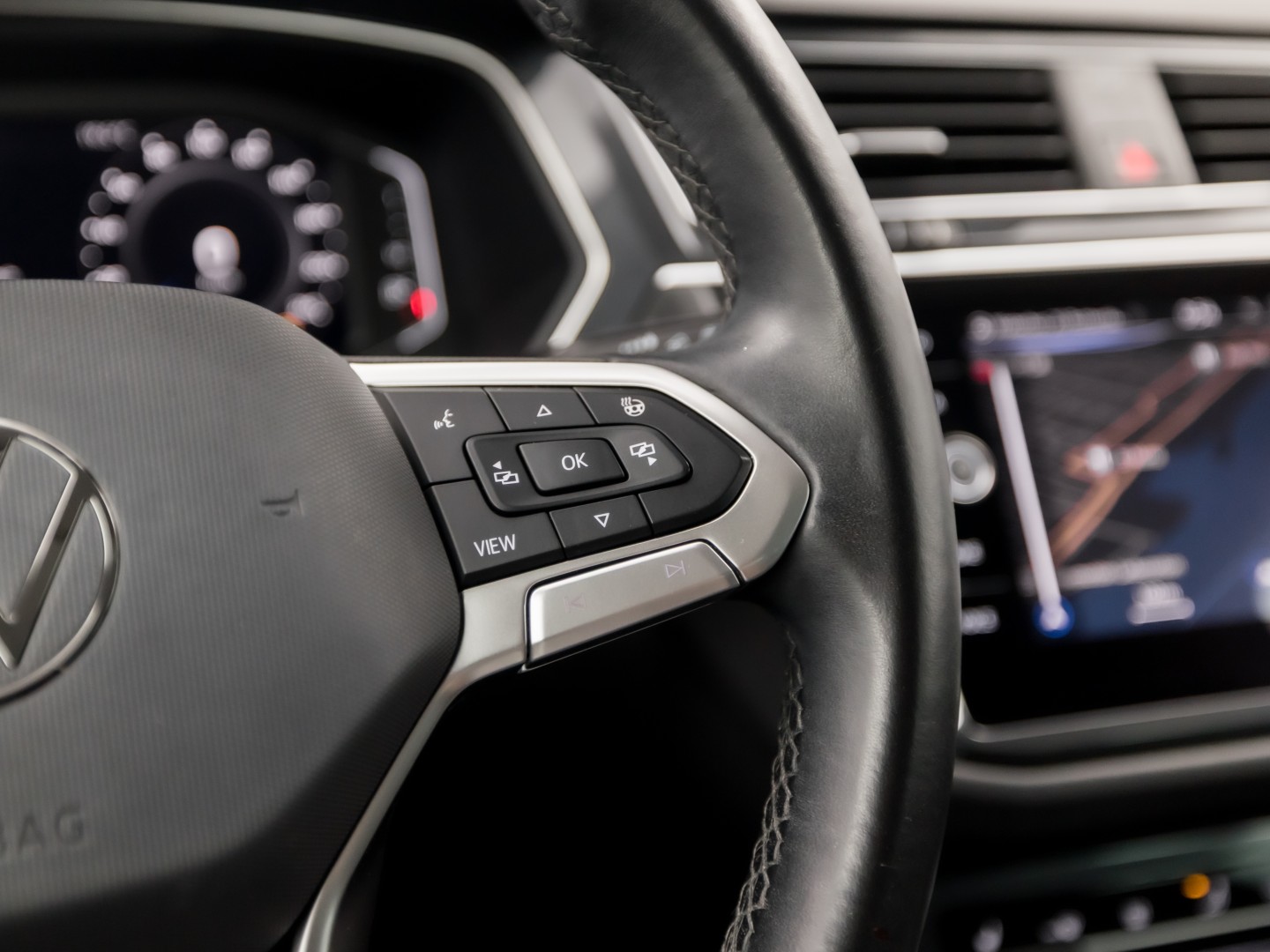Volkswagen Tiguan 1.5 TSI Life Sport 150Pk Automaat (VIRTUAL COCKPIT, APPLE CARPLAY, CLIMATE, KEYLESS, STOELVERWARMING, SPORTSTOELEN, GETINT GLAS, ELEK ACHTERKLEP, ALCANTARA, NIEUWE APK, NIEUWSTAAT)