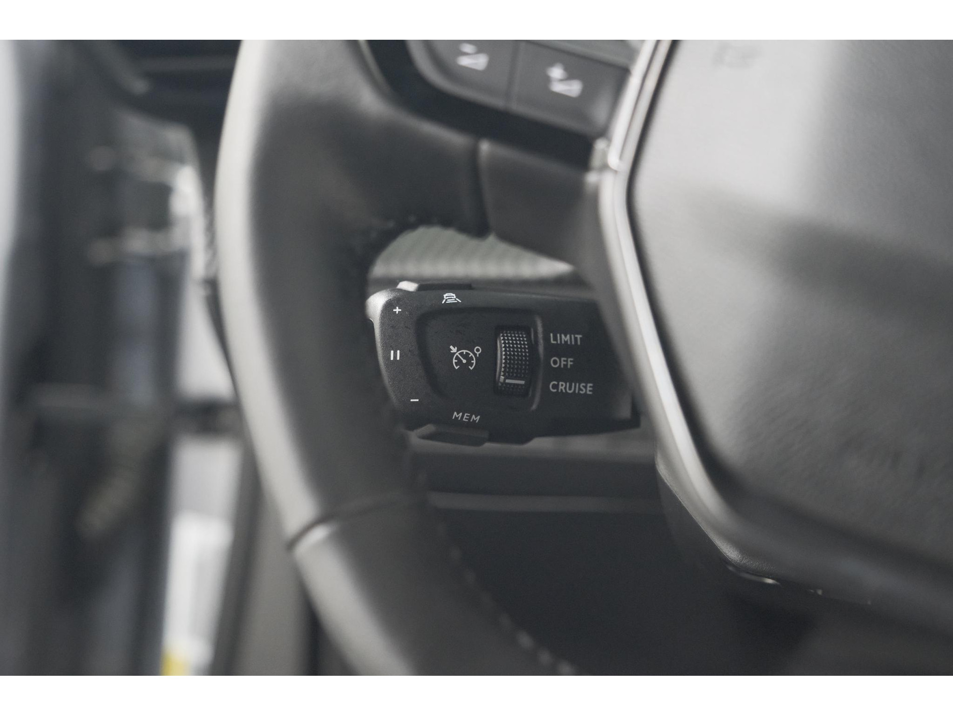 Peugeot 2008 Hybrid 136 e-DCS6 Allure | 360 Camera | Adaptieve Cruise Control | Dodehoekdetectie | Navigatie