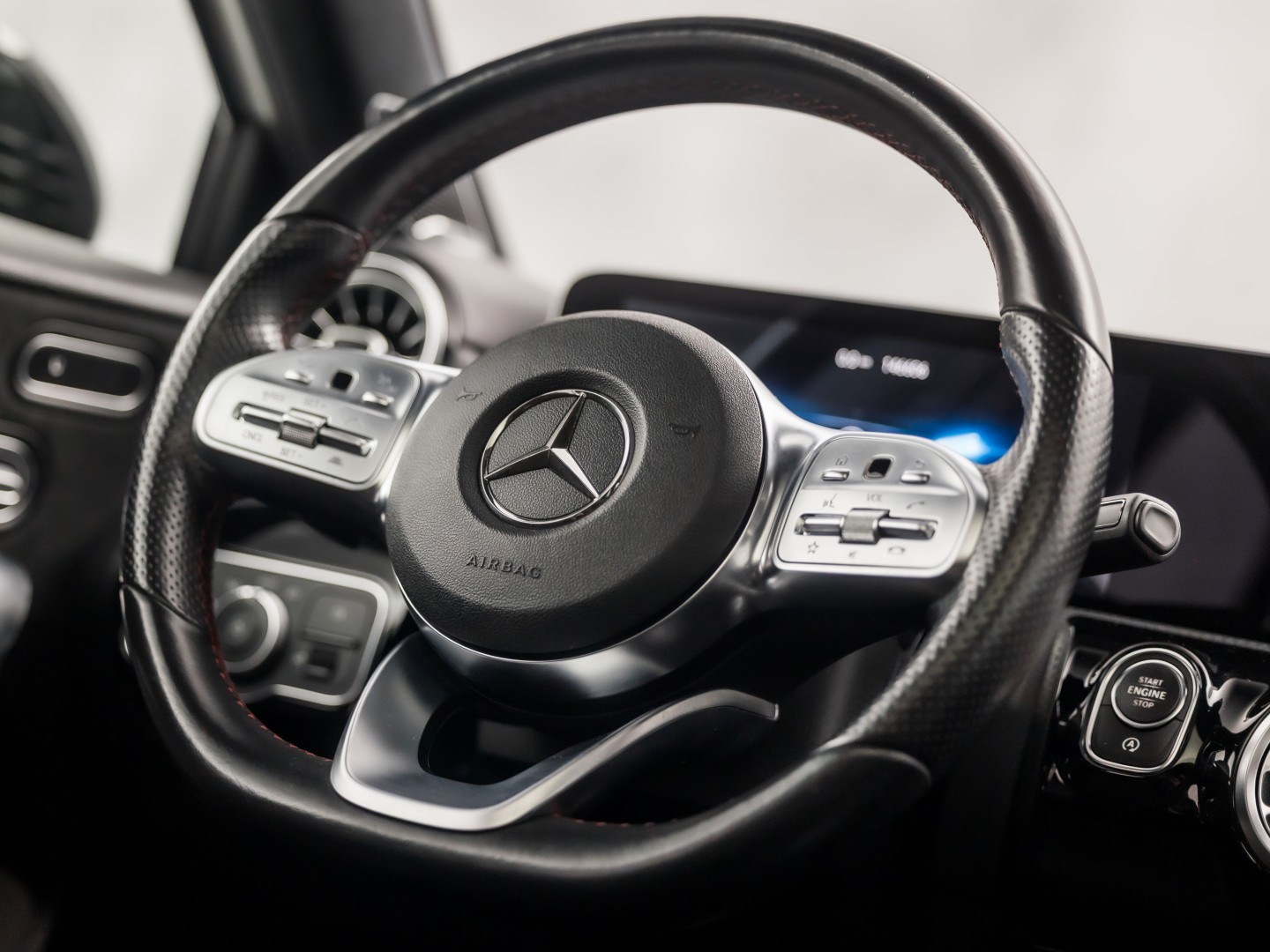 Mercedes-Benz A-Klasse 250 AMG Sport 224Pk Automaat (PANORAMADAK, MEMORY SEATS, 360 CAMERA, BURMESTER, GROOT NAVI, SFEERVERLICHTING, WIDESCREEN, ADAPTIVE CRUISE, NIEUWSTAAT)