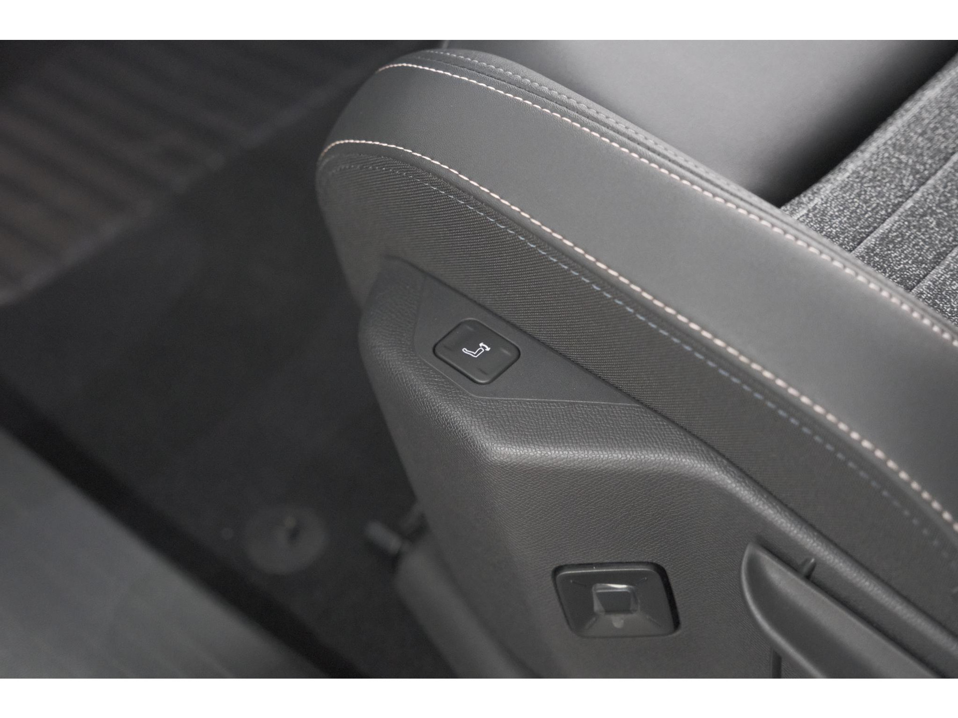 Peugeot 5008 1.2 Hybrid 136 e-DCS6 Allure | 7 Zitplaatsen | Camera | Stoelverwarming | Navigatie