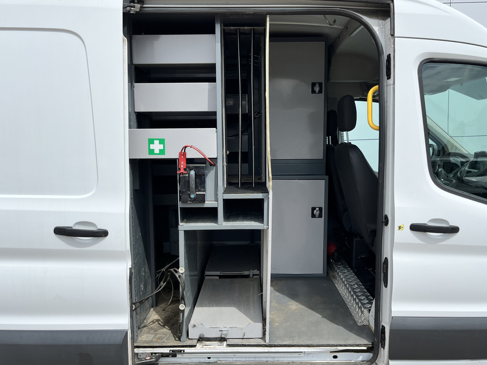 Ford Transit 2.0 TDCI 130PK L2H2 Airco Cruise Control Parkeersensoren Stoelverwarming Zwaailampen Kastwand Inbouw