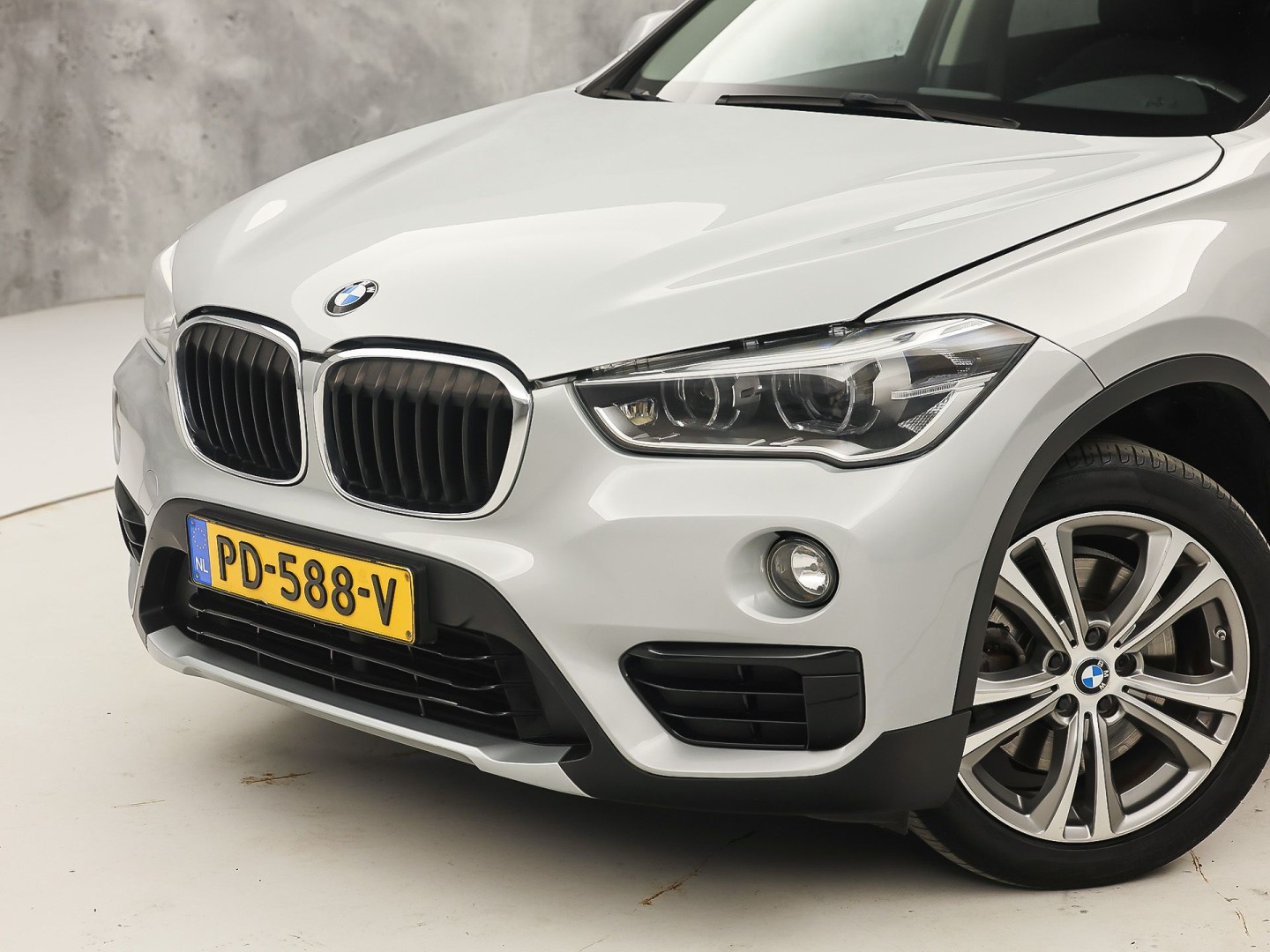 BMW X1 sDrive20i Executive 192Pk Automaat (NAVIGATIE, CLIMATE, TREKHAAK, SPORTSTOELEN, GETINT GLAS, PARKEERSENSOREN, NIEUWSTAAT)