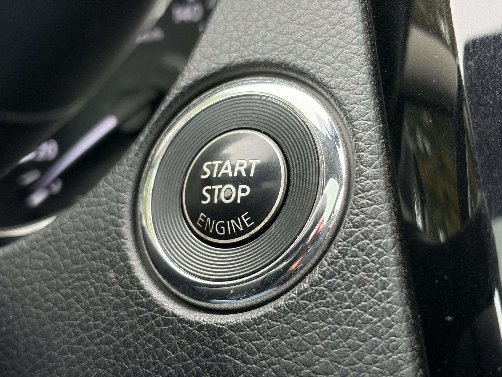 Nissan Qashqai 1.2 N-Connecta ✓Net beurt gehad✓360° Camera✓Navi✓Trekhaak✓Pano✓Pdc V+A✓Keyless✓18'Lm velgen✓Clima✓Cruise✓Rijstrooksensor✓116pk✓6 Bak✓N.A.P✓Apk tot 10-2027