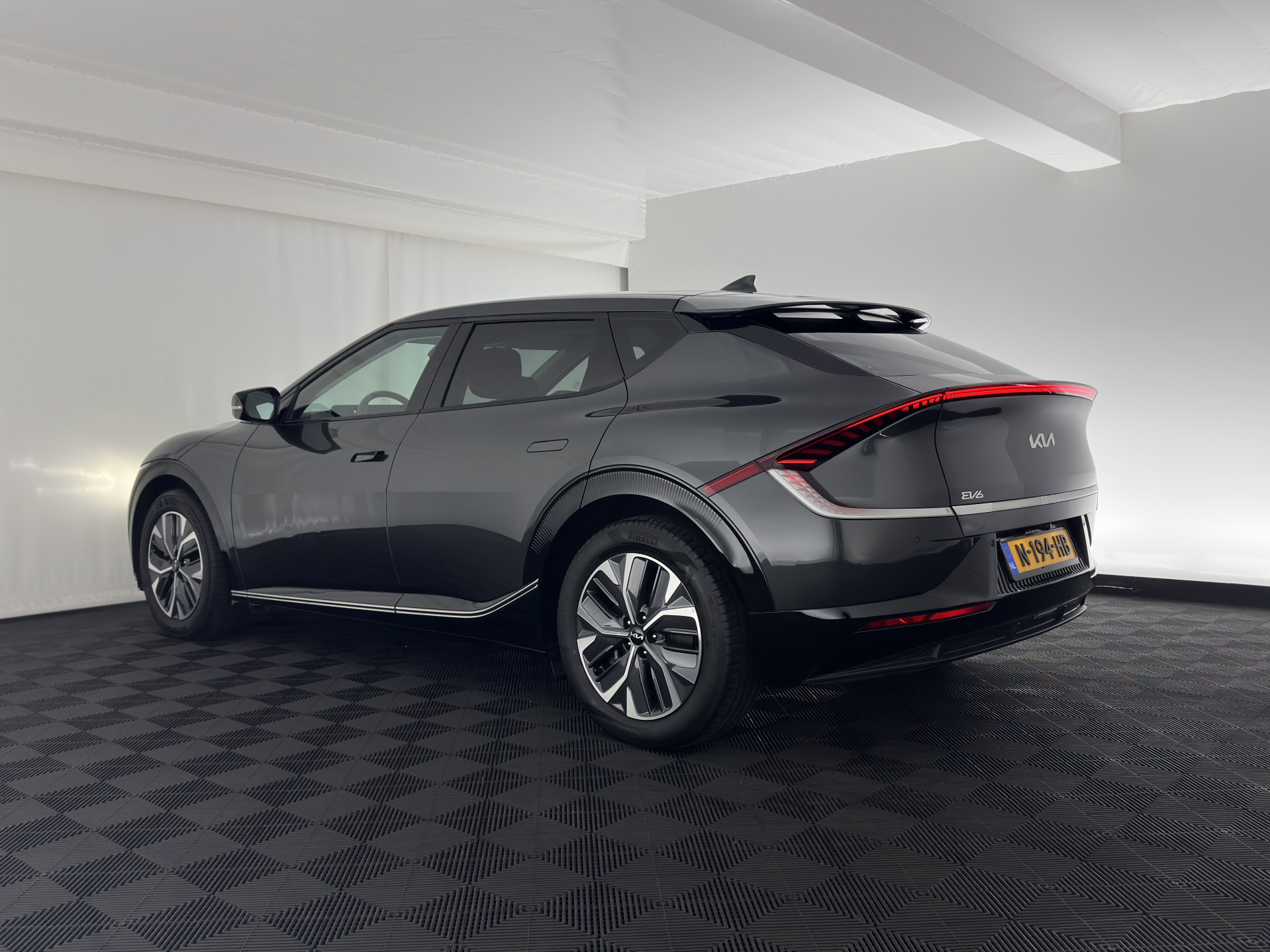 Kia EV6 Plus 77.4 kWh [ 3-Fase ] SOH100% (INCL-BTW) Aut. *LEATHER | ADAPTIVE-CRUISE | DIGI-COCKPIT | MERIDIAN-AUDIO | MEMORY-PACK | FULL-LED | KEYLESS | CAMERA | DAB | BLIND-SPOT | NAVI-FULLMAP | PRIVACY-GLASS | AMBIENT-LIGH