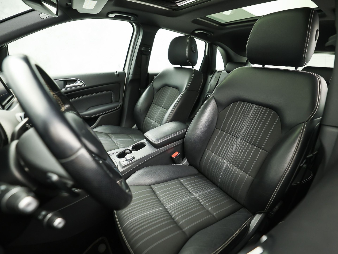 Mercedes-Benz B-Klasse 180 Sport Automaat (PANORAMADAK, GROOT NAVI, CLIMATE, SPORTSTOELEN, LEDER, XENON, CRUISE, NIEUWE APK, NIEUWSTAAT)
