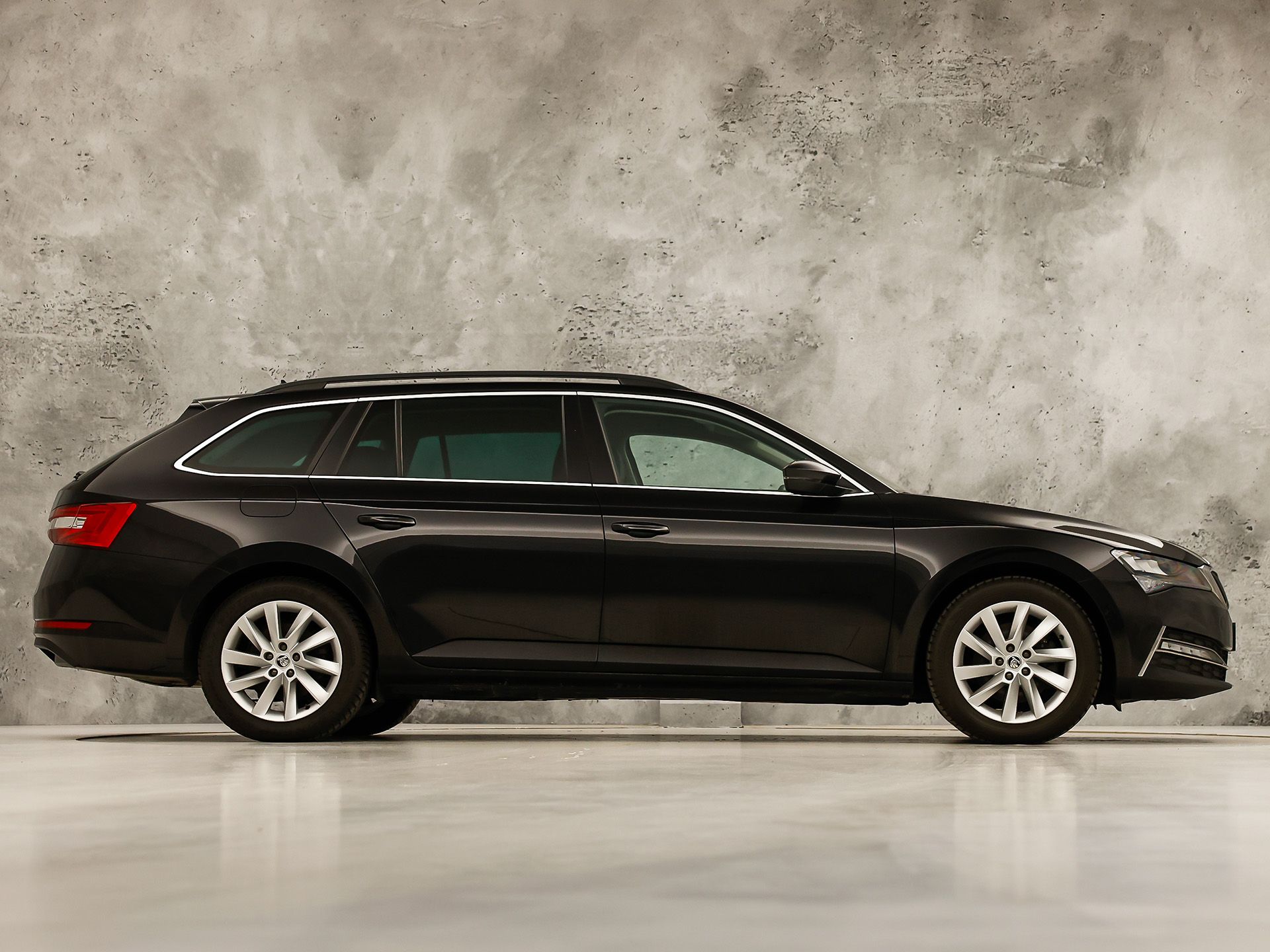 Škoda Superb Combi 1.4 TSI iV Sport 218Pk Automaat (VIRTUAL COCKPIT, APPLE CARPLAY, GROOT NAVI, MEMORY SEAT, LEDER/ALCANTARA, CAMERA, STOELVERWARMING, ADAPTIVE CRUISE, ELEK ACHTERKLEP, NIEUWSTAAT)