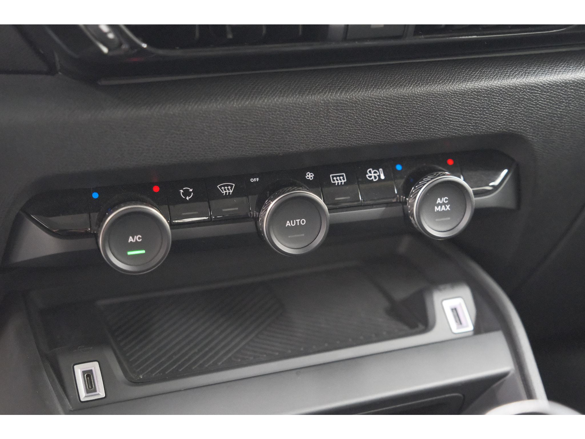 Citroen C4 Puretech 130 Feel | Trekhaak | Camera | Allseason Banden | Climate Control | Parkeersensoren