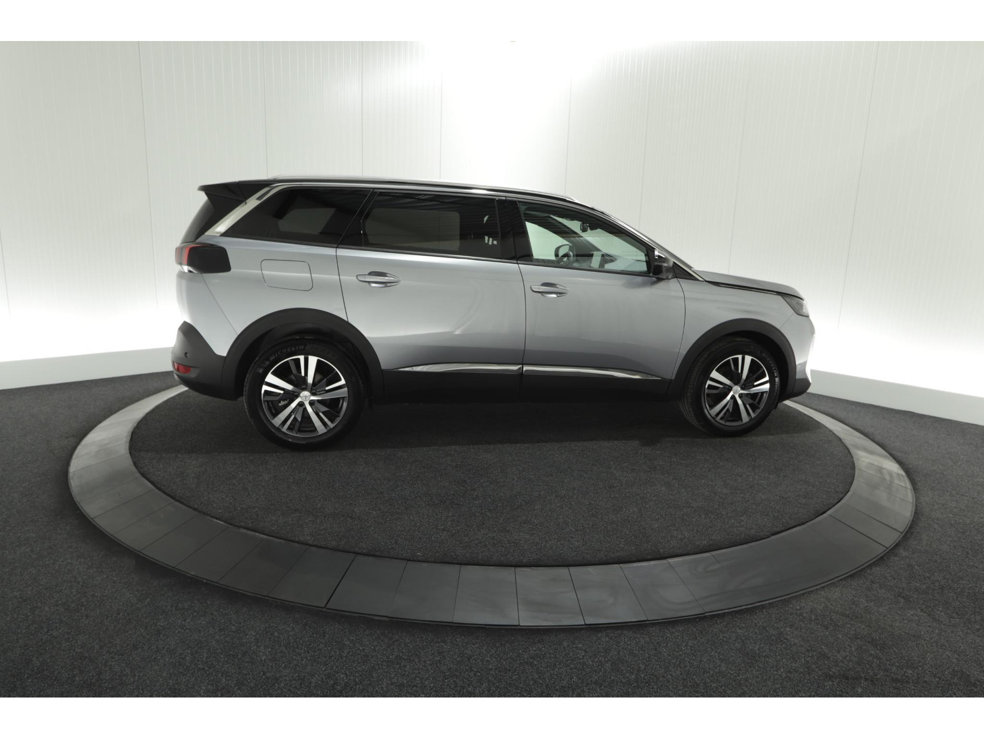 Peugeot 5008 PureTech 130 EAT8 Allure Pack Business | 7 Zitplaatsen | Camera | Dodehoekdetectie | Navigatie | Elektronische Achterklep