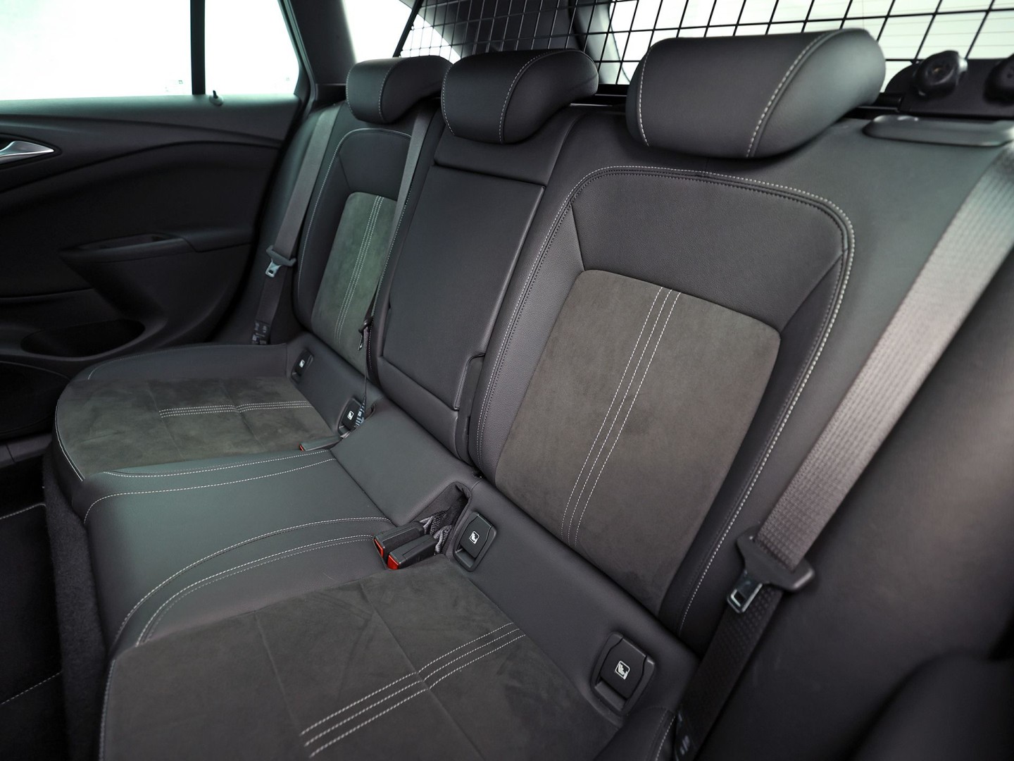 Opel Astra Sports Tourer 1.4 Ultimate 145Pk Automaat (VIRTUAL COCKPIT, APPLE CARPLAY, GROOT NAVI, LEDER/ALCANTARA, CAMERA, SPORTSTOELEN, GETINT GLAS, ZWART HEMEL, ADAPTIVE CRUISE, NIEUWSTAAT)